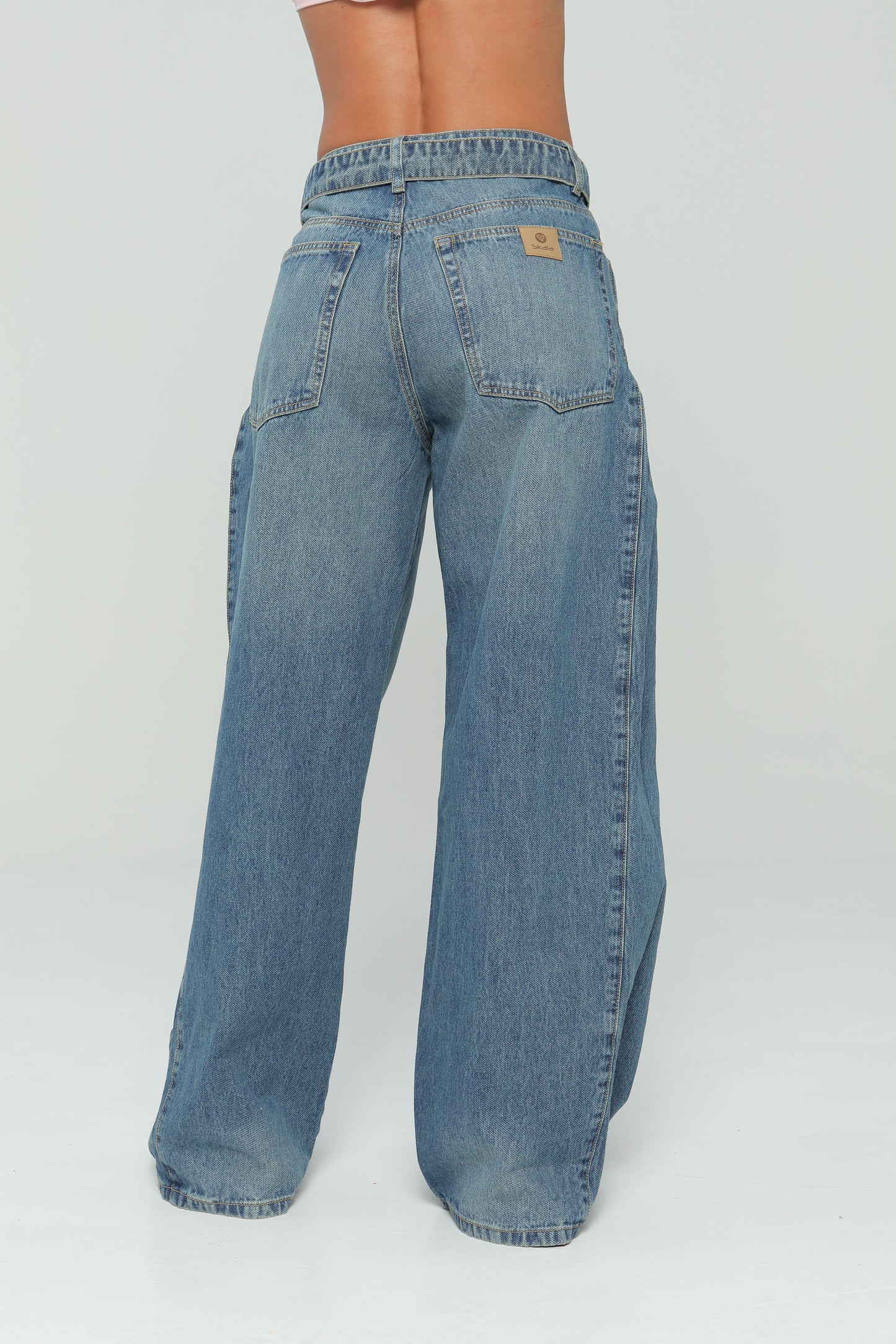 Jeans palazzo con corte en costados
