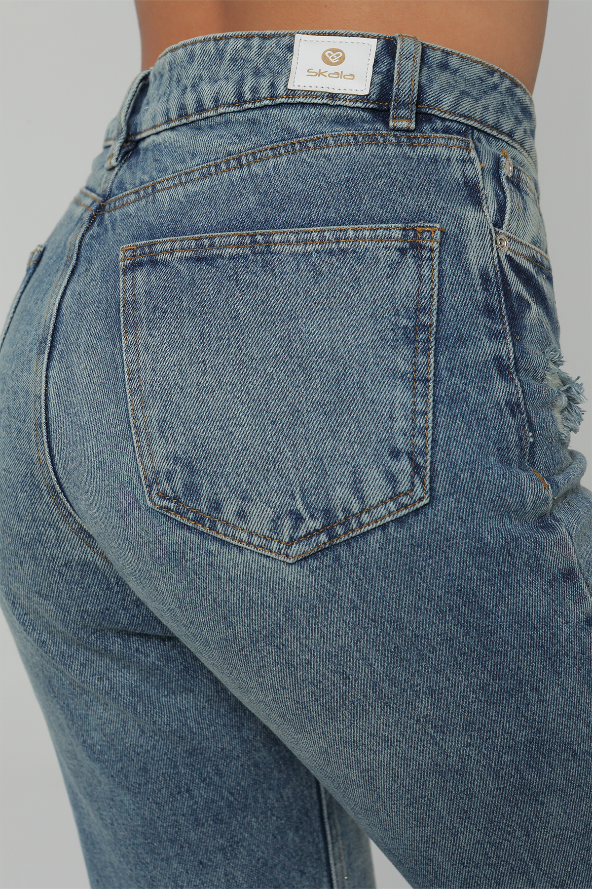 JEAN MOM FIT TIRO ALTO BRILLO