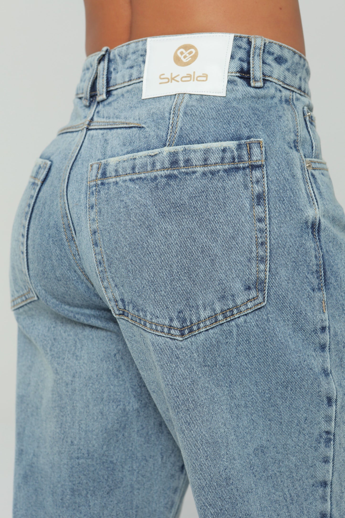 Jeans barrel con pinzas