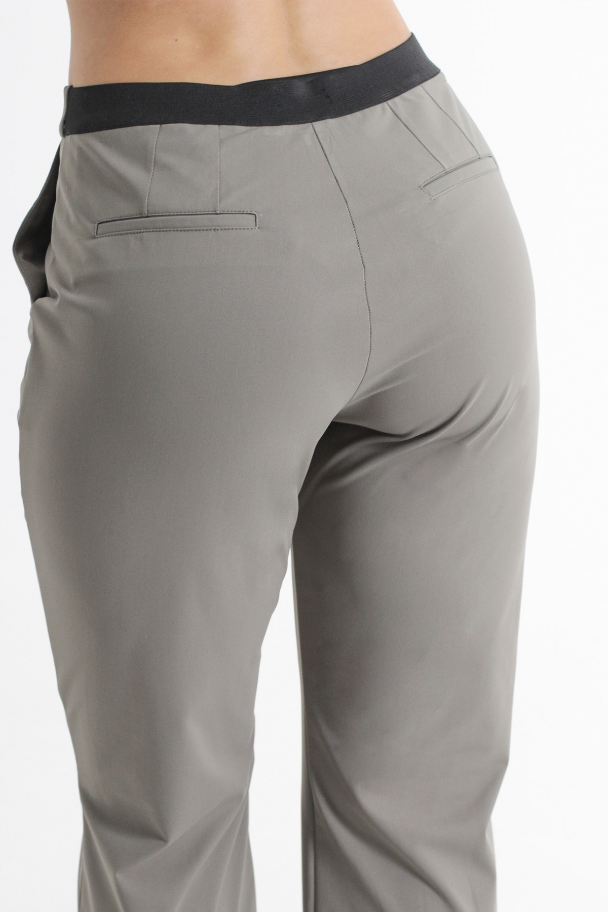 PANTALÓN BOTA RECTA CON BOLSILLO DIAGONAL