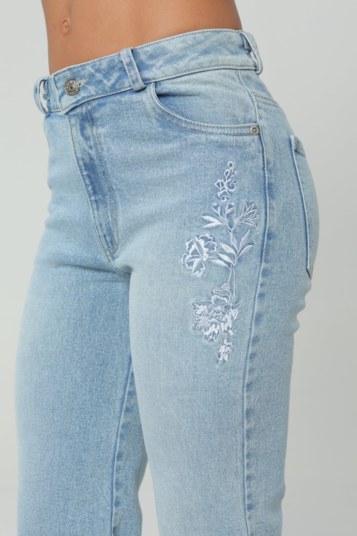 Jeans flare bordado en delantero