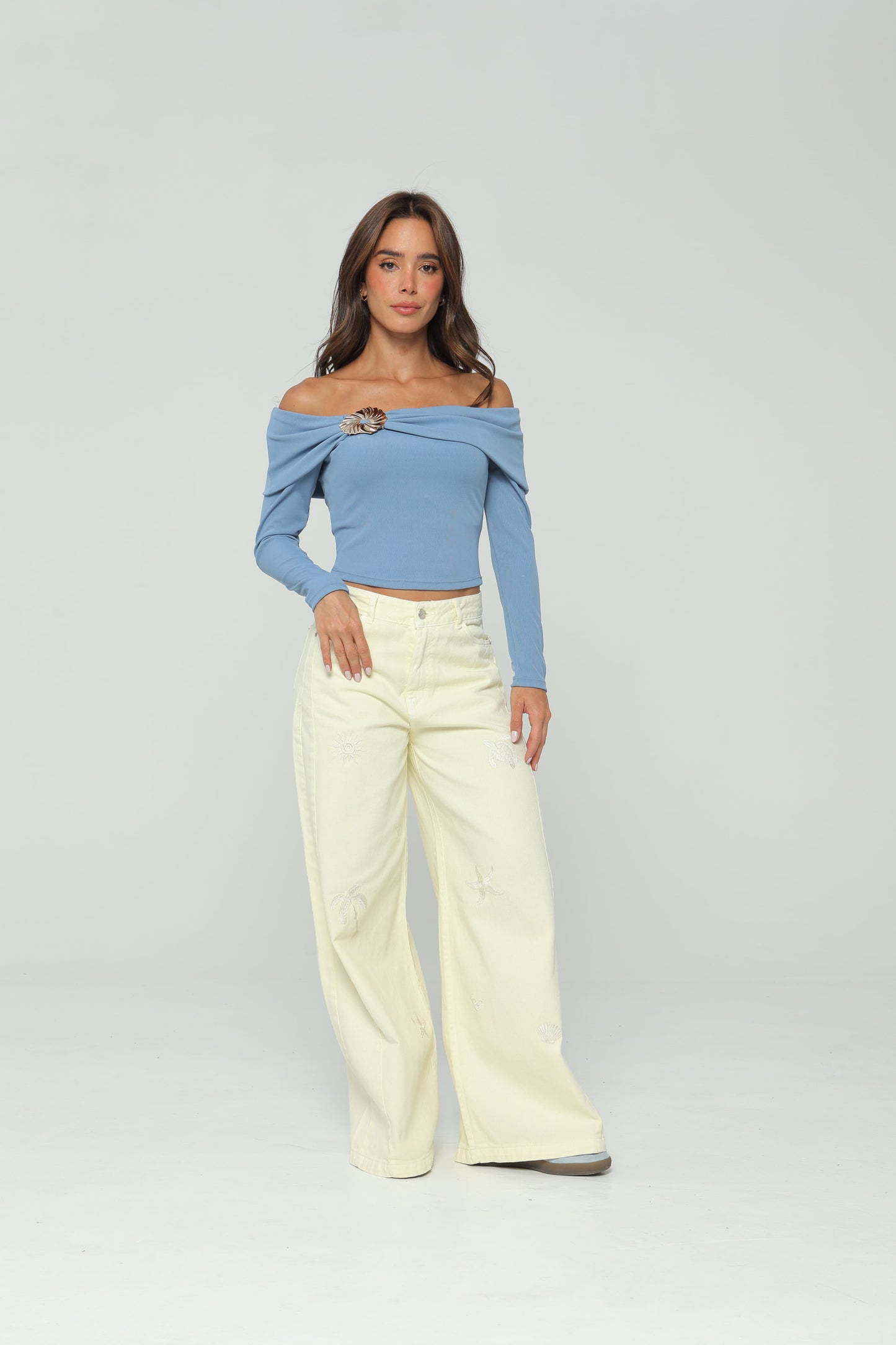 Pantalón palazzo con bordado en delantero