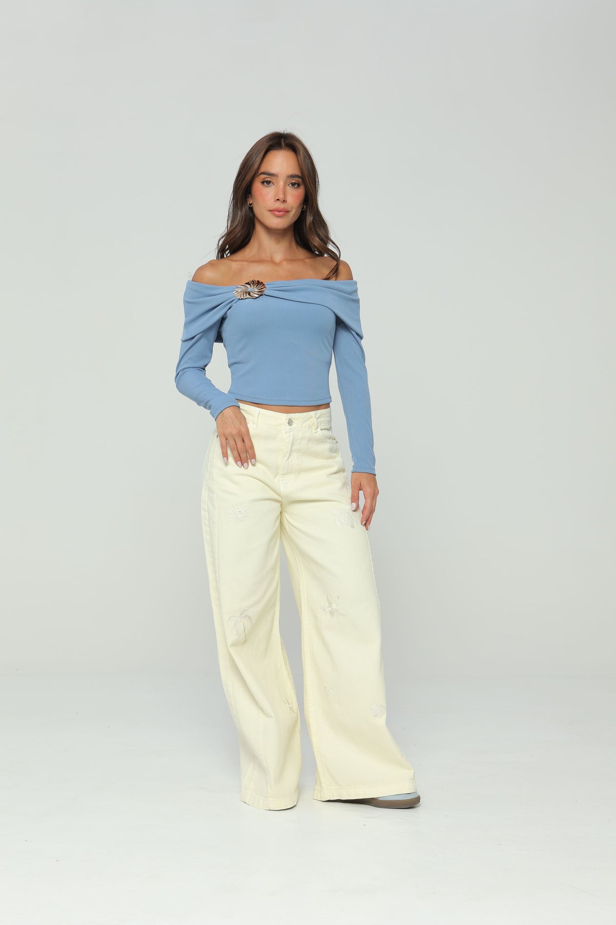 Blusa escote bandeja con hebilla