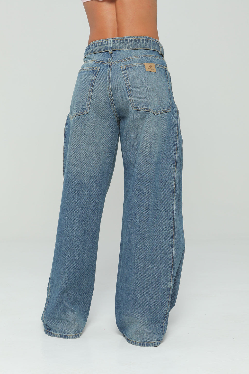 Jeans palazzo con corte en costados