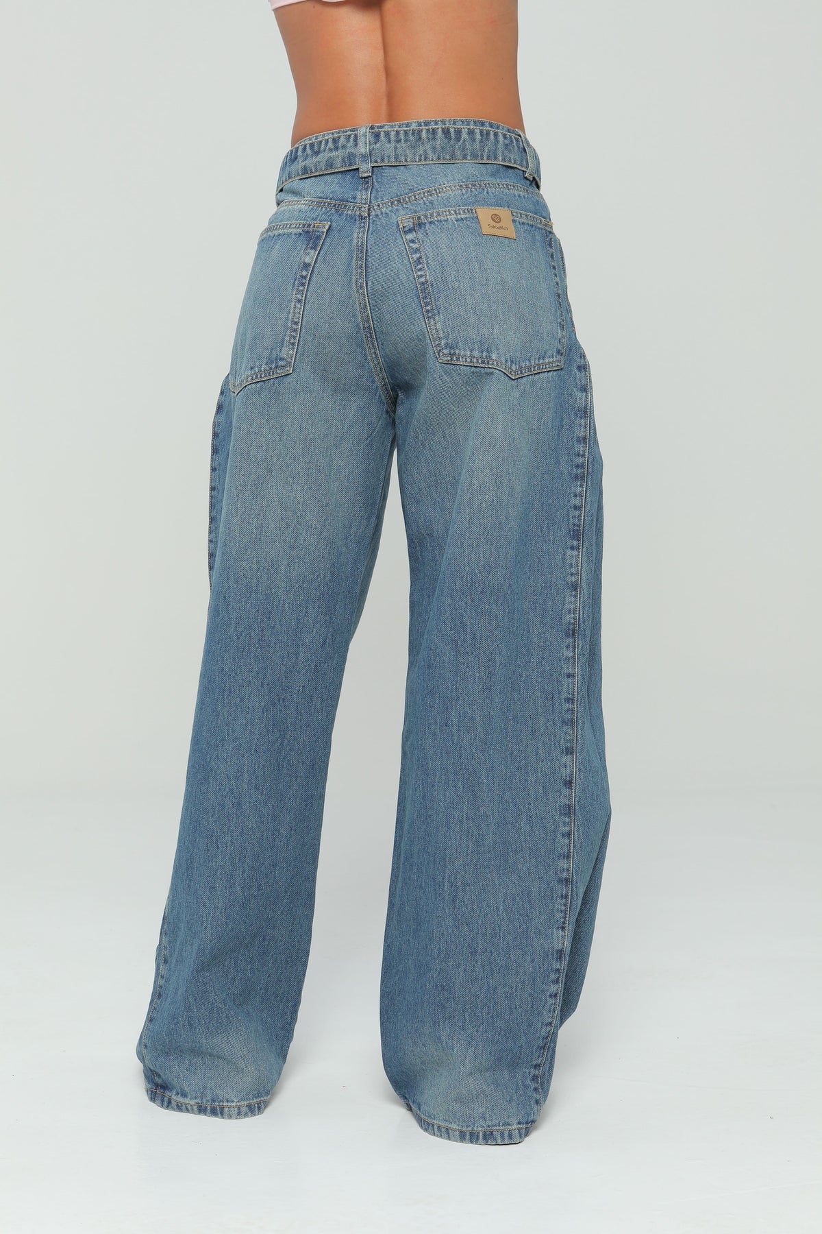 Jeans palazzo con corte en costados