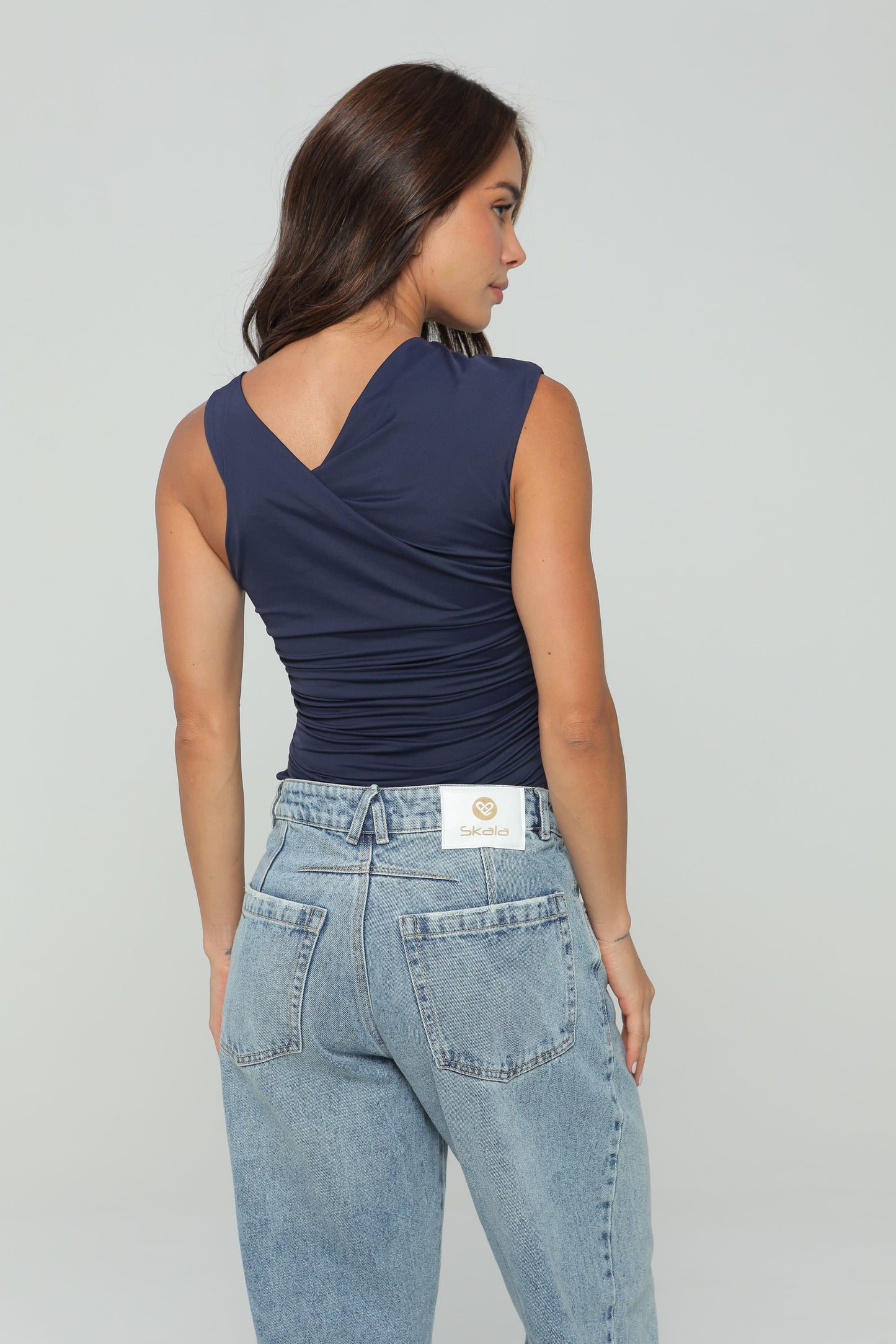 Blusa asimétrica con recogido