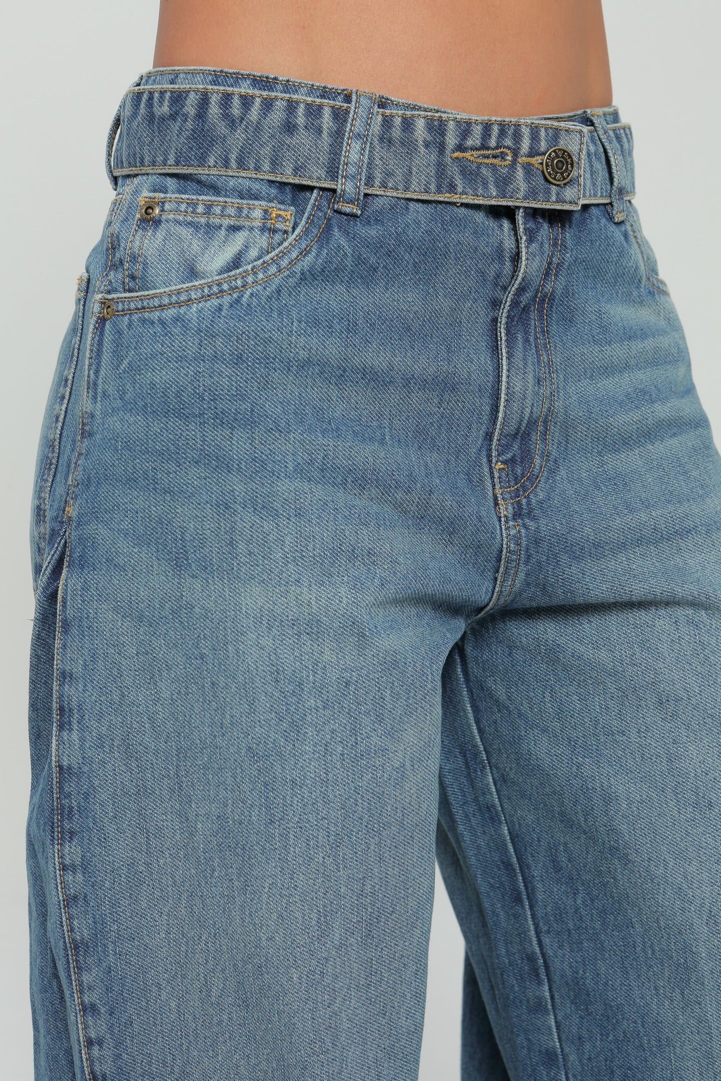 Jeans palazzo con corte en costados