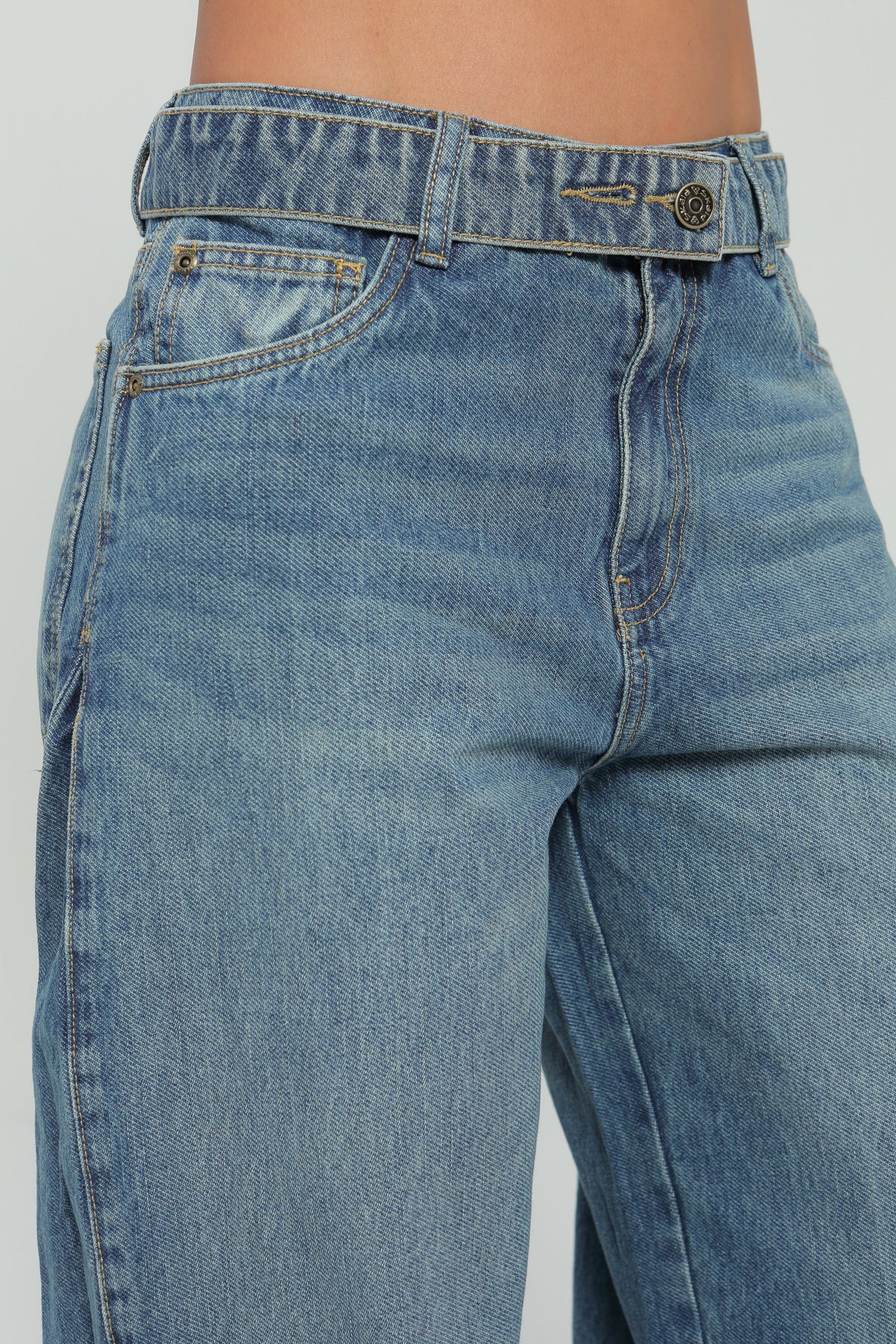 Jeans palazzo con corte en costados