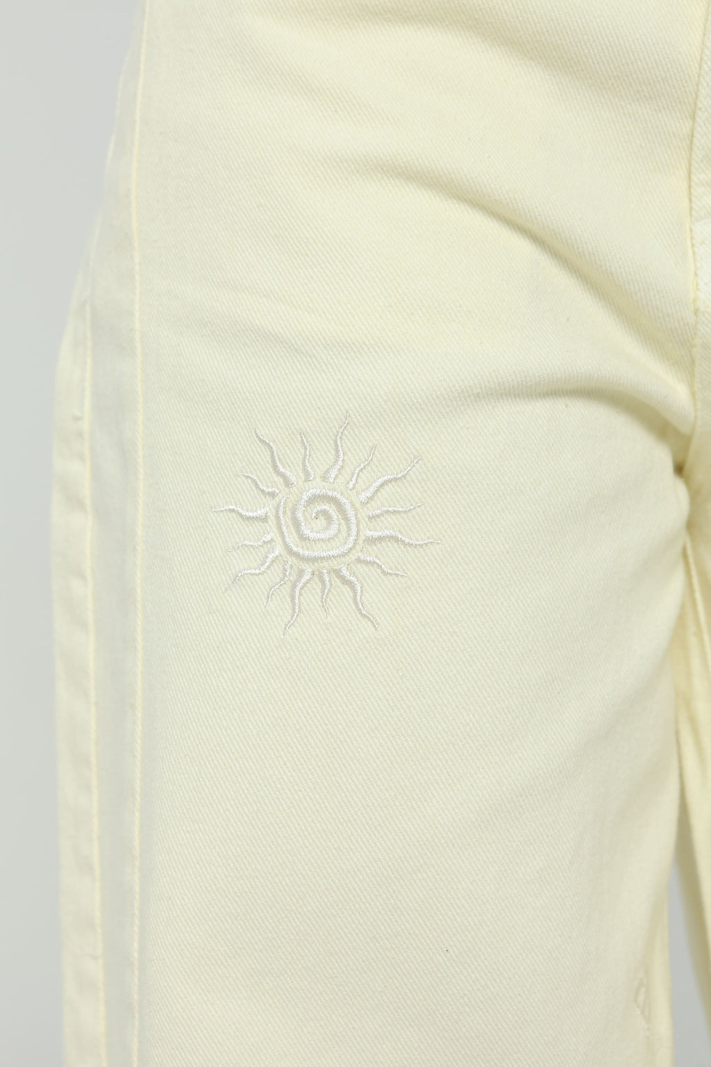Pantalón palazzo con bordado en delantero