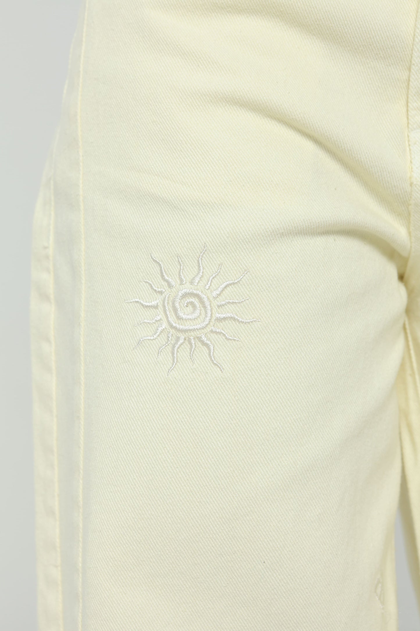 Pantalón palazzo con bordado en delantero