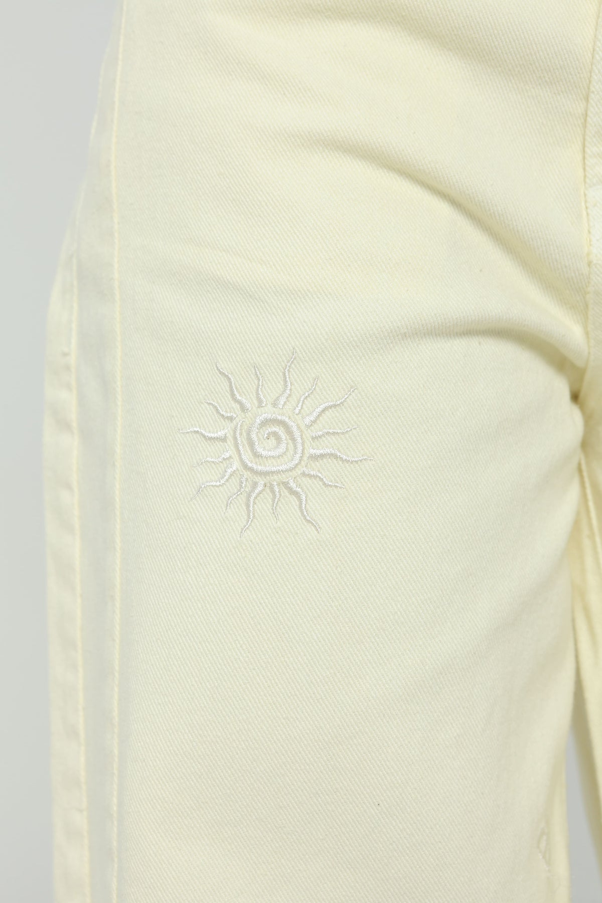 Pantalón palazzo con bordado en delantero