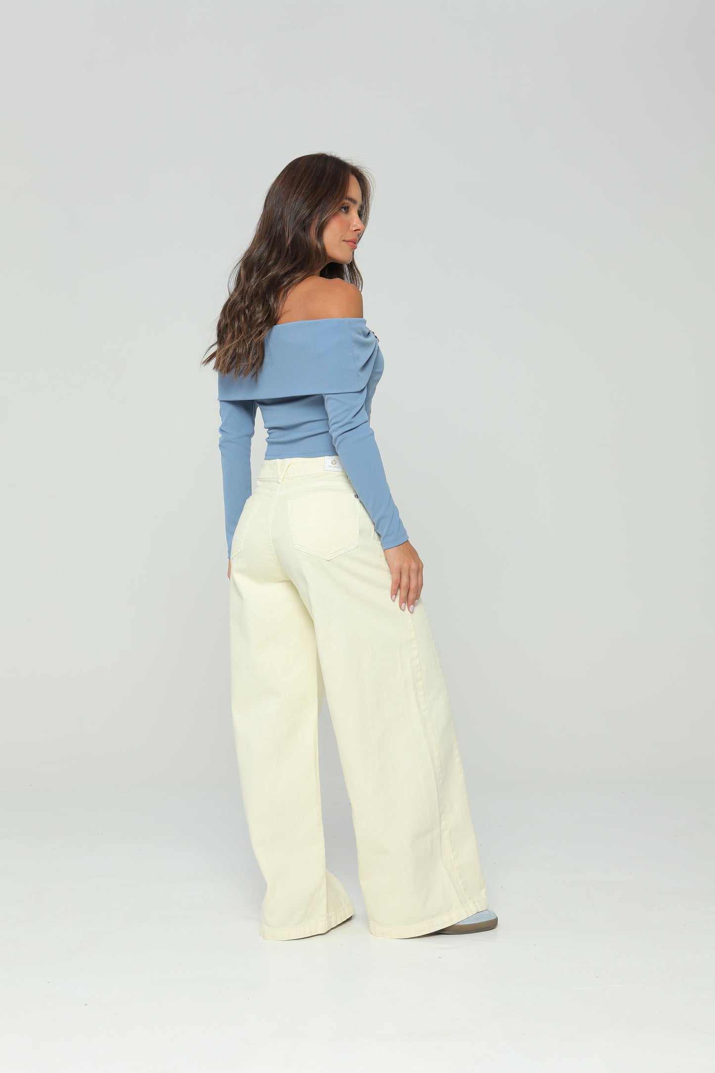 Pantalón palazzo con bordado en delantero