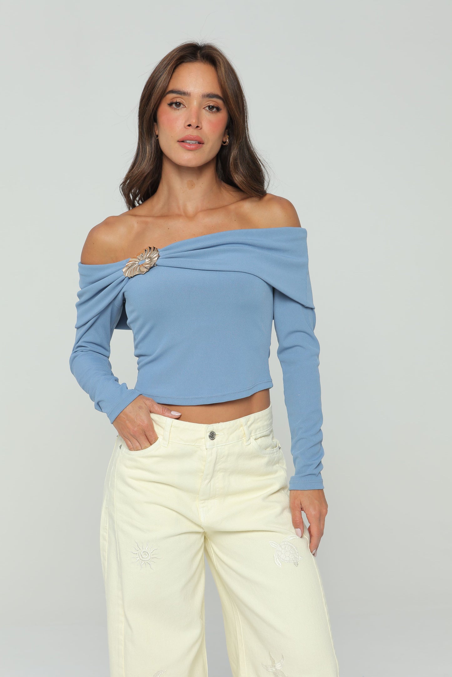 Blusa escote bandeja con hebilla