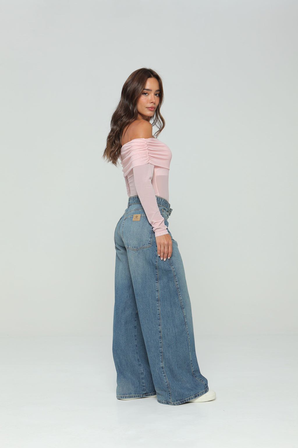 Jeans palazzo con corte en costados