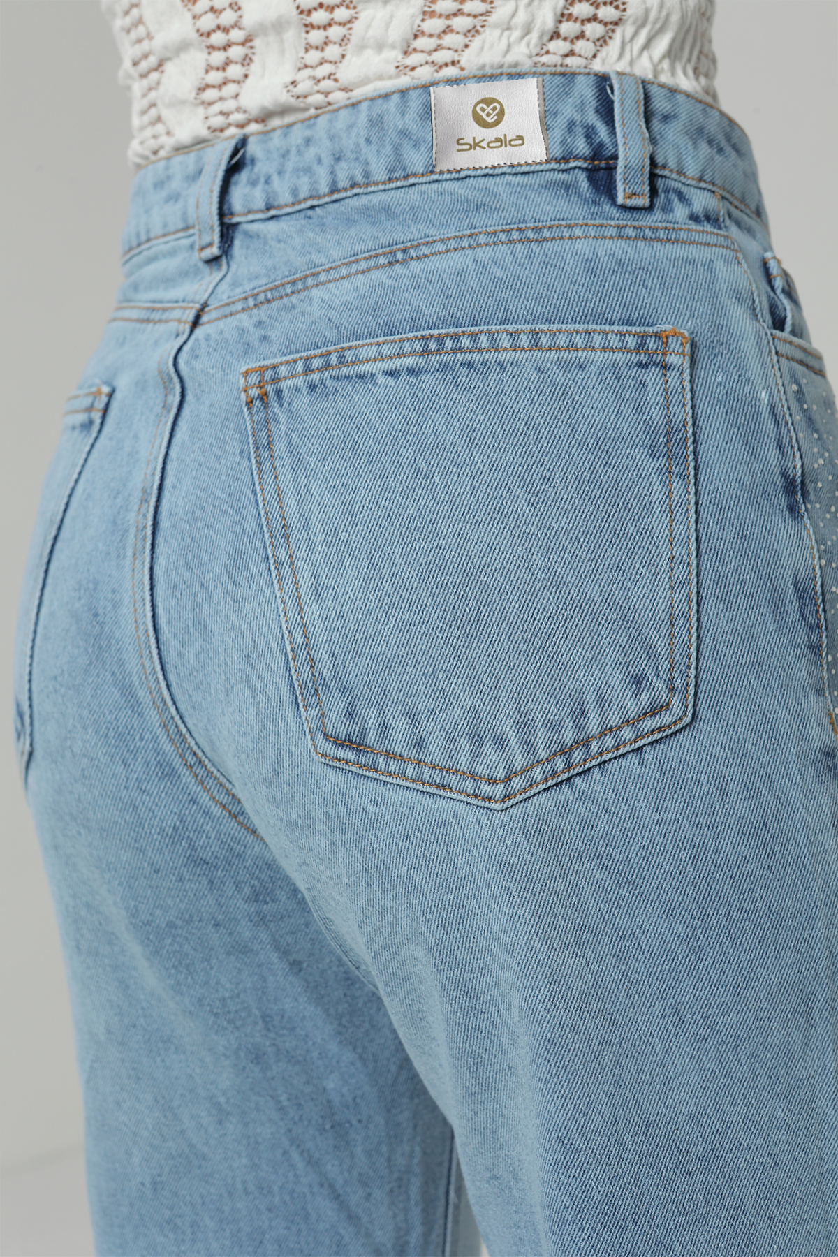 JEANS TIRO ALTO BRILLO