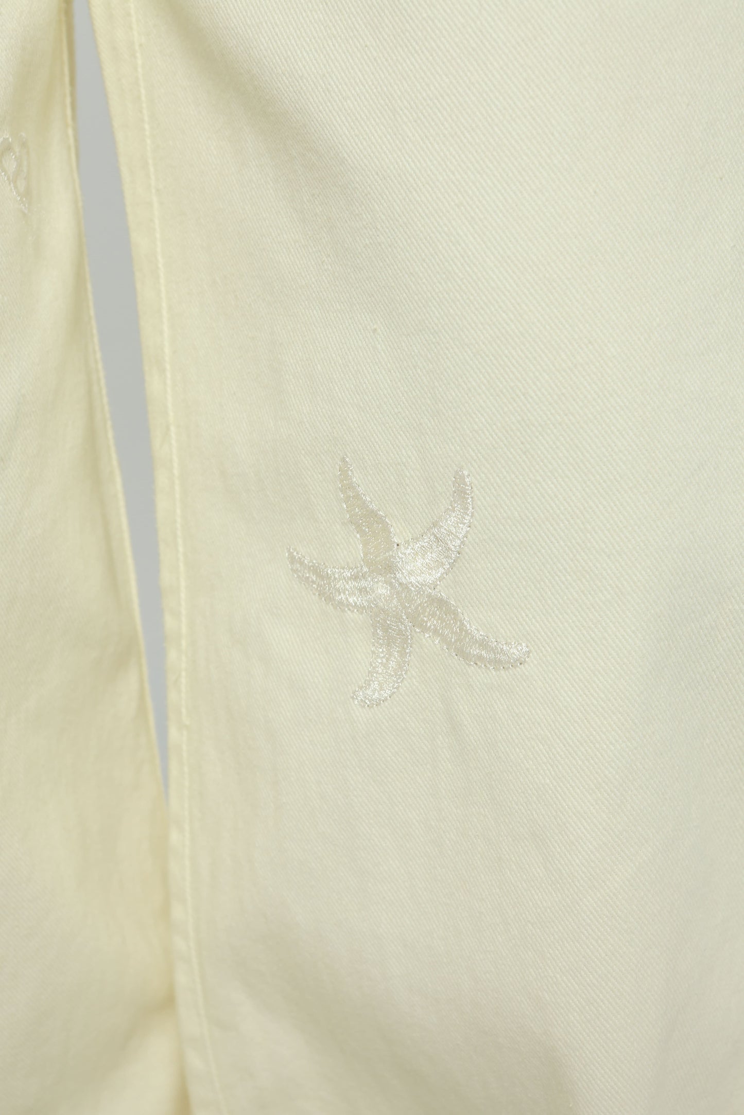 Pantalón palazzo con bordado en delantero