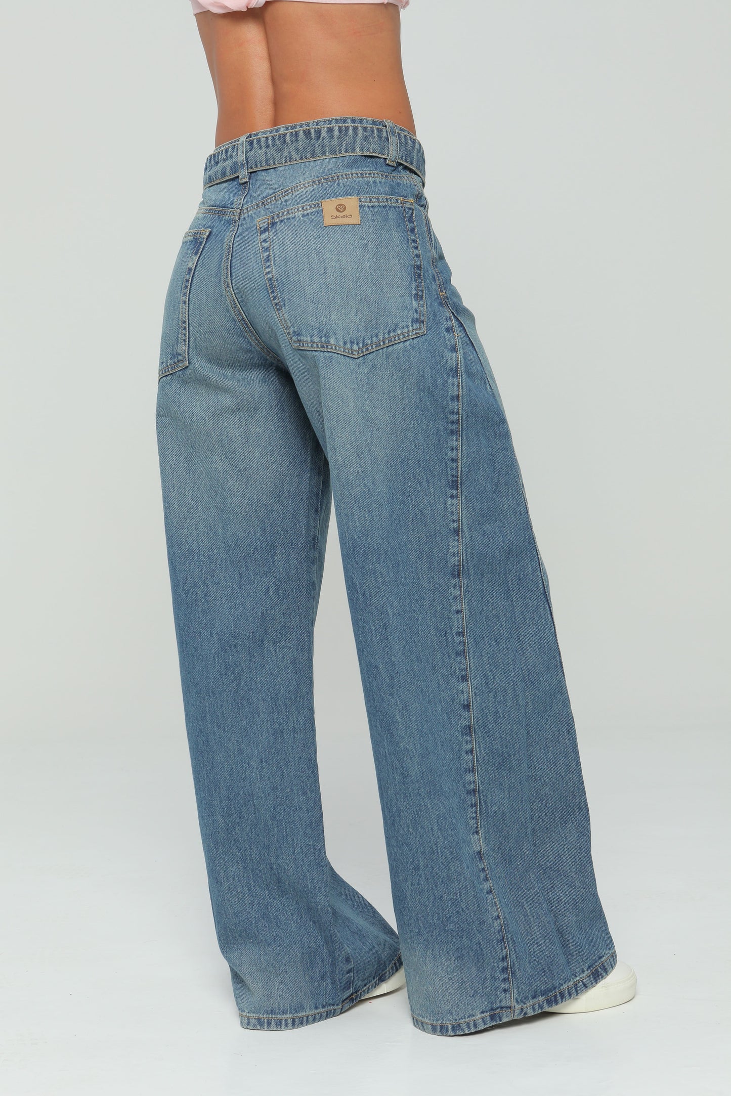 Jeans palazzo con corte en costados