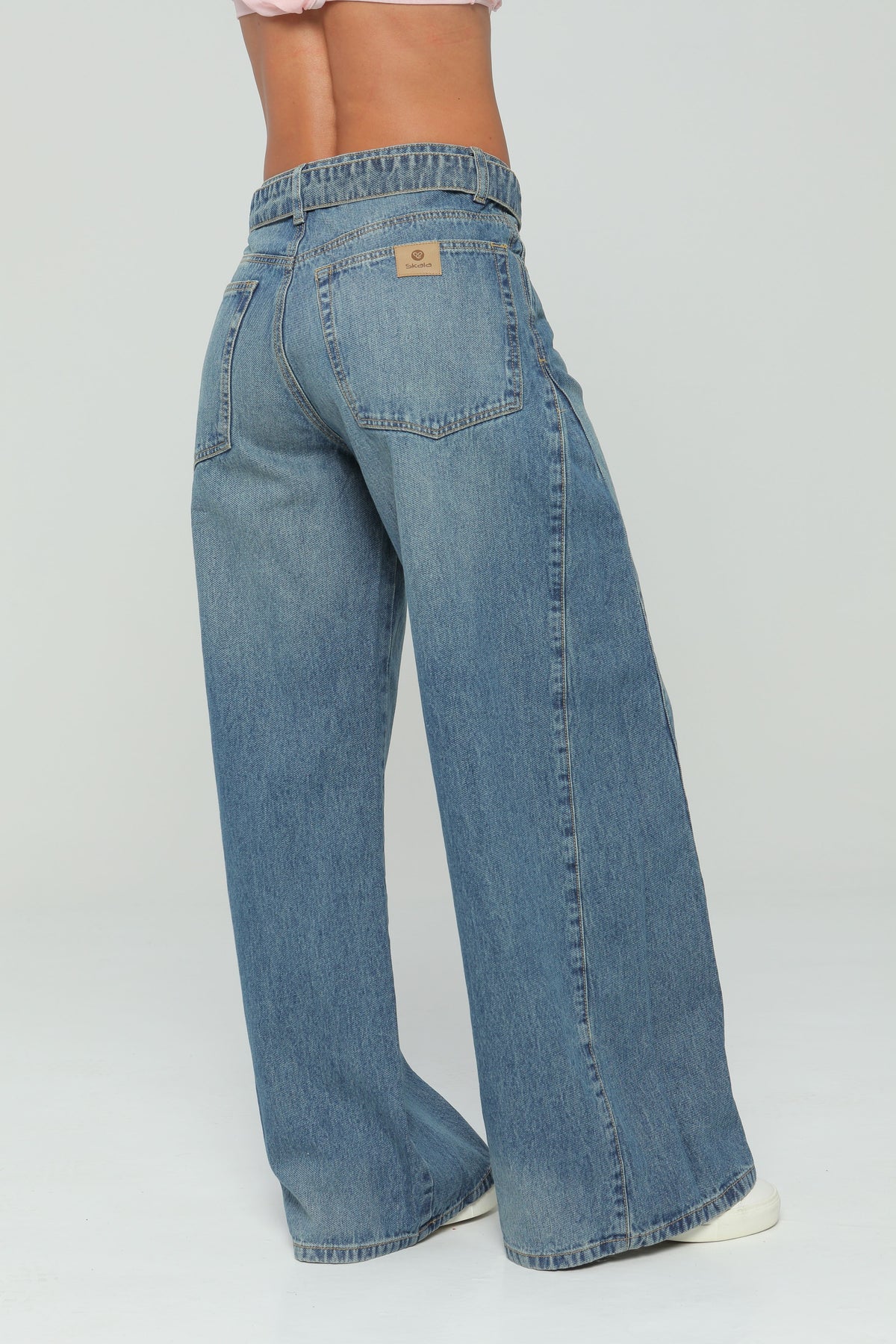 Jeans palazzo con corte en costados
