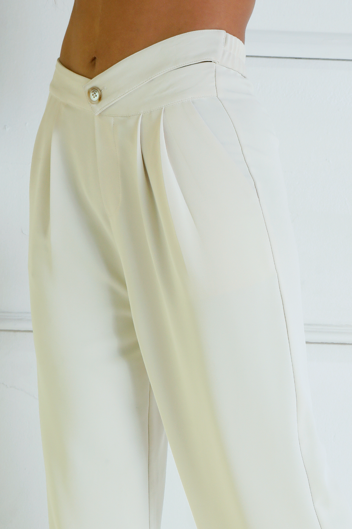 PANTALÓN TIRO ALTO DE PINZAS