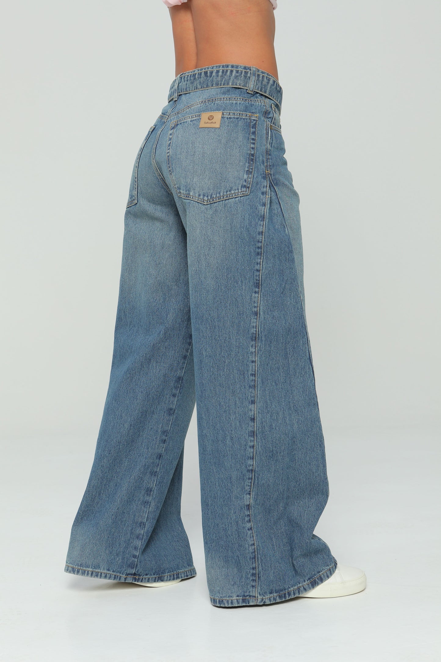 Jeans palazzo con corte en costados