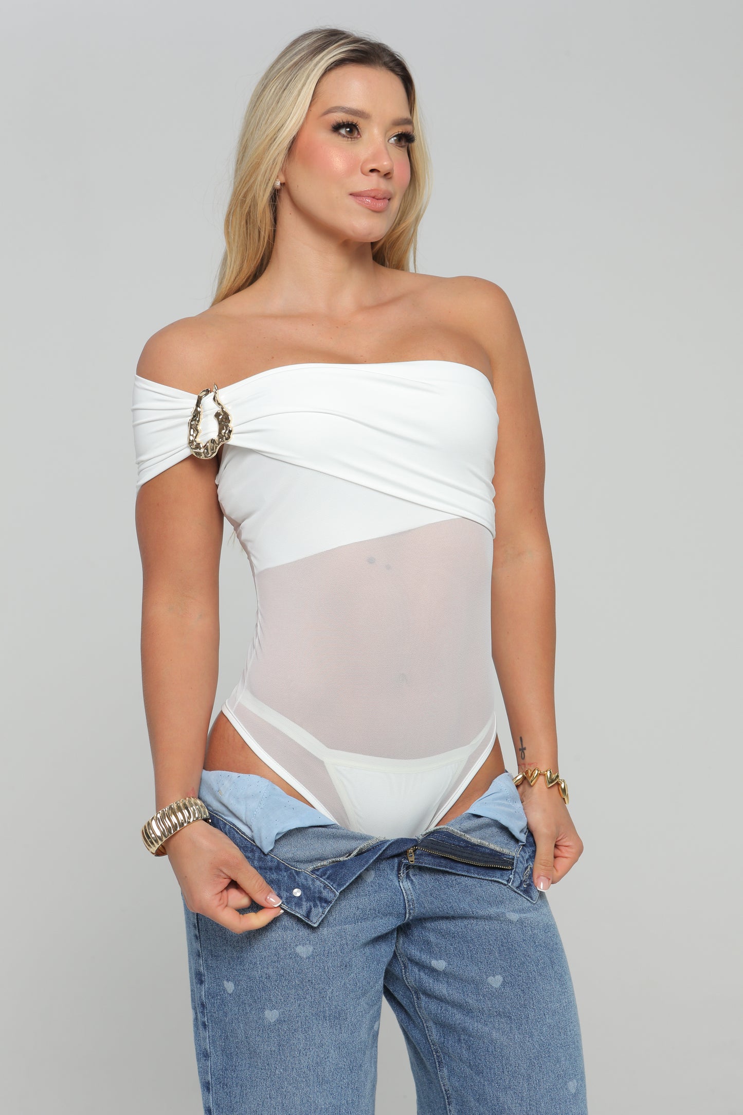 Body Medio Beso Con Hebilla Ivory, Cafe, Negro, Skala