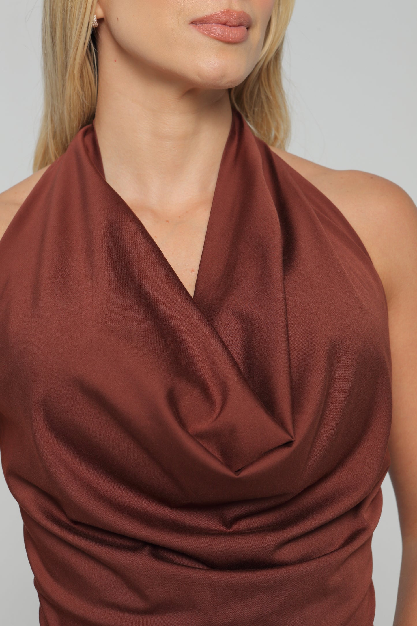 Blusa Drapeada con Escote en Espalda