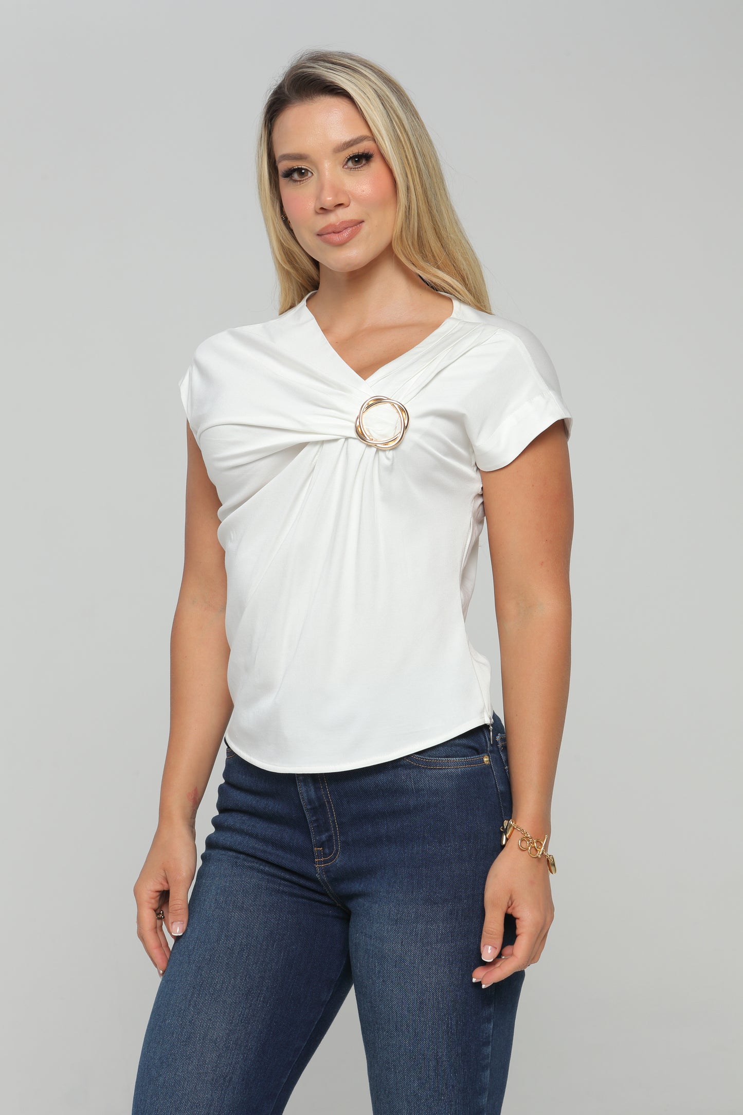 Blusa Drapeada Con Hebilla En Escote Ivory, Mantequilla, Verde Matcha Skala