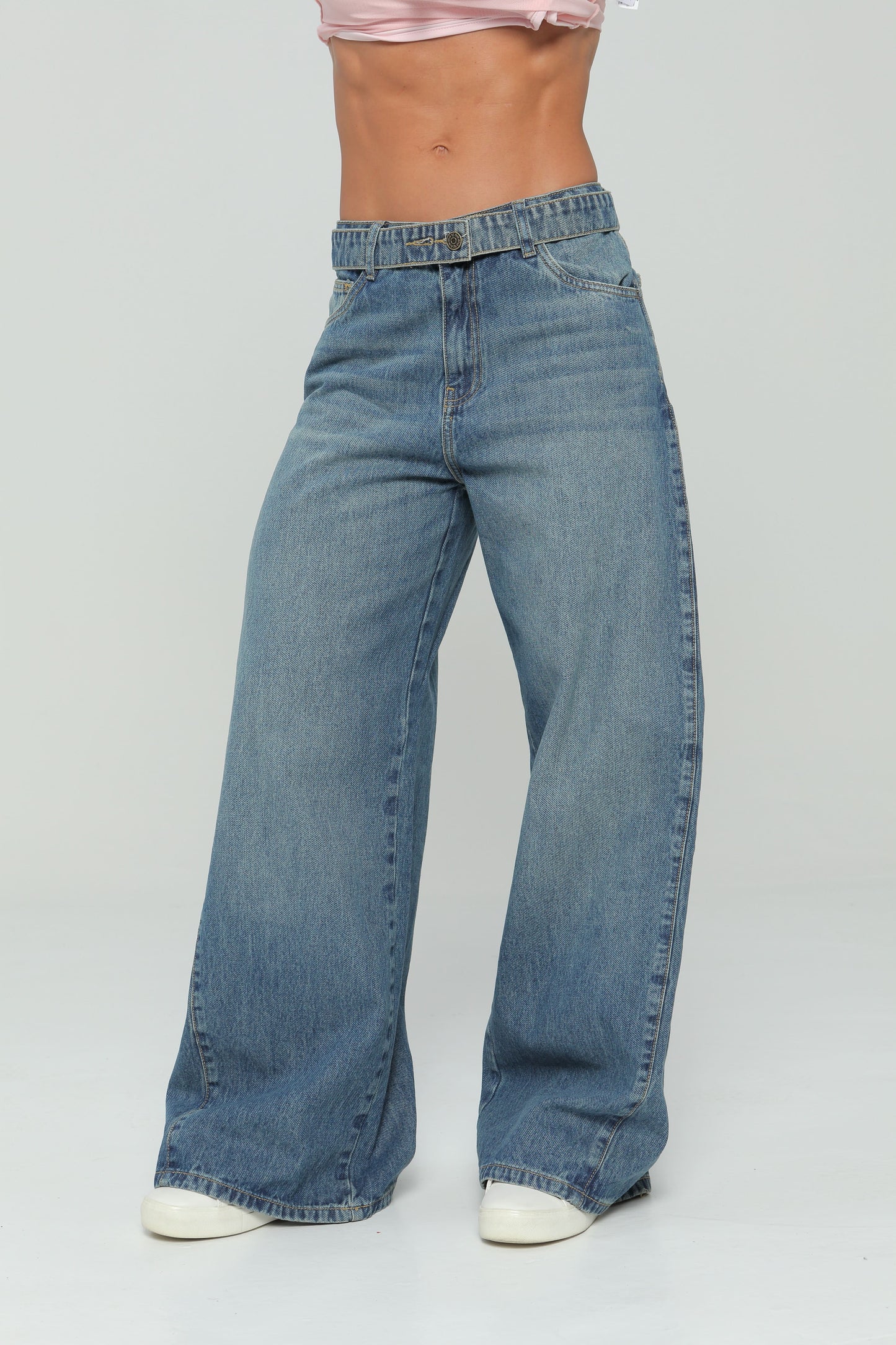Jeans palazzo con corte en costados