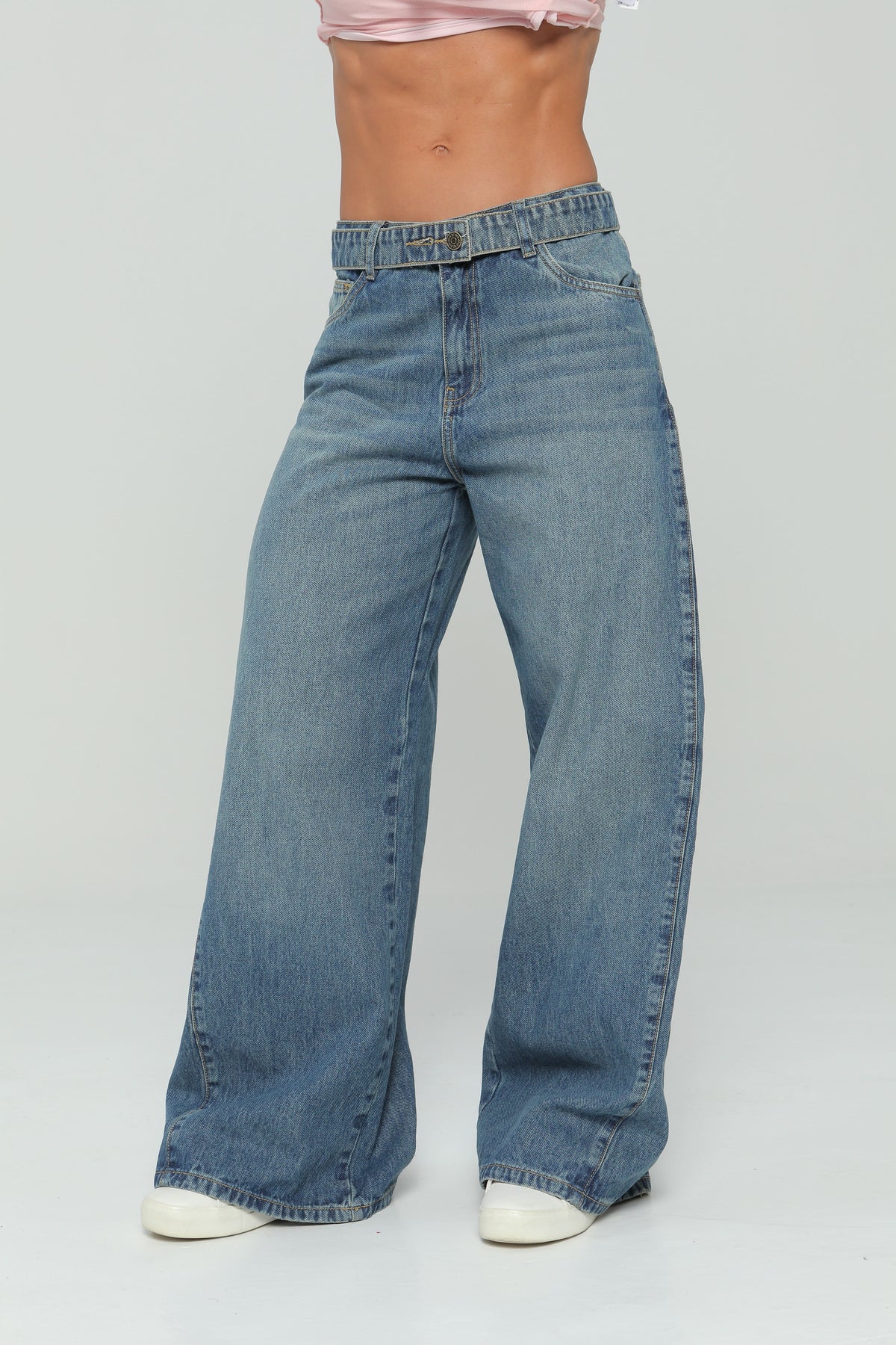 Jeans palazzo con corte en costados