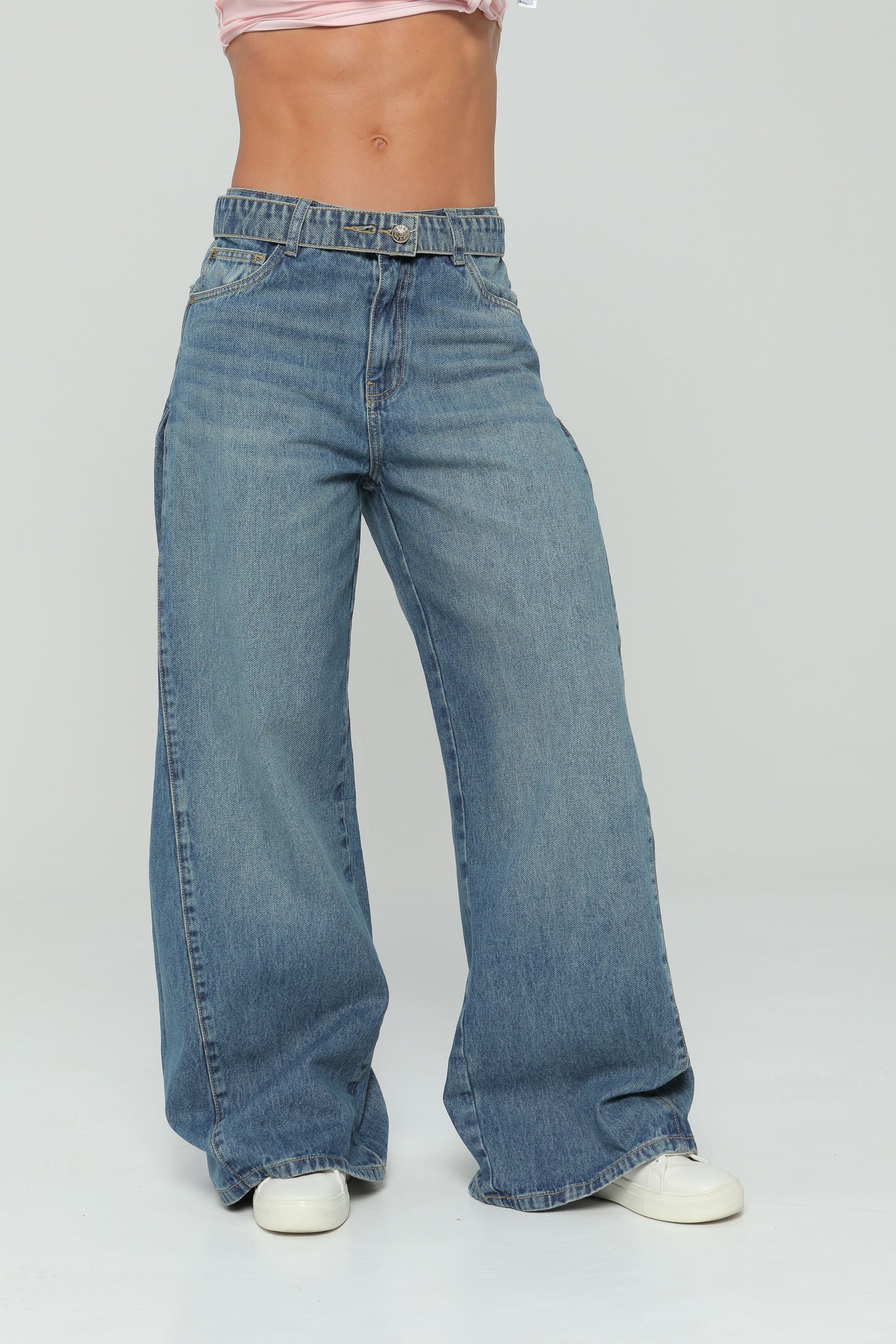 Jeans palazzo con corte en costados