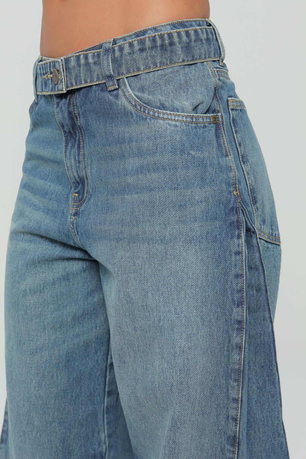 Jeans palazzo con corte en costados