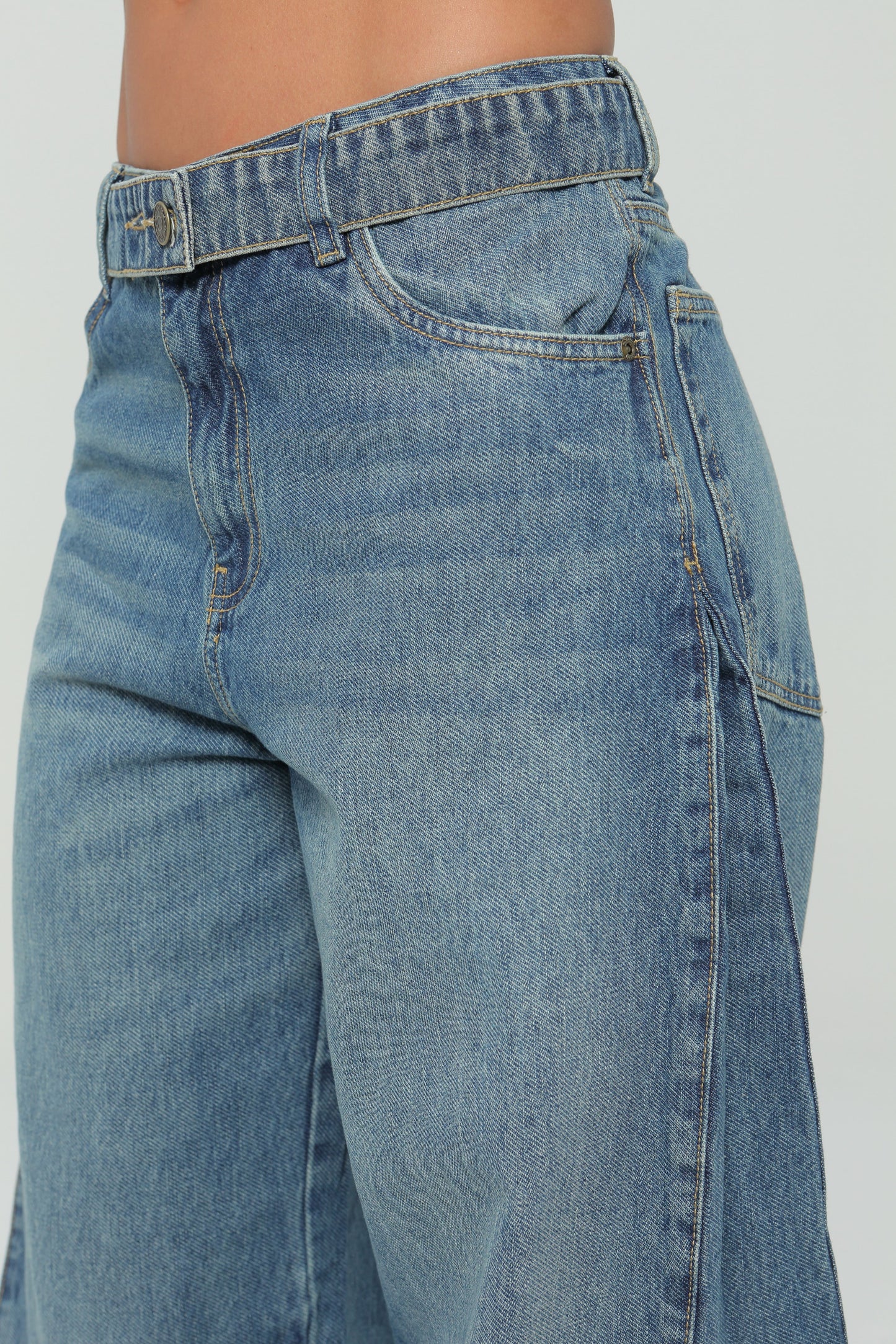 Jeans palazzo con corte en costados