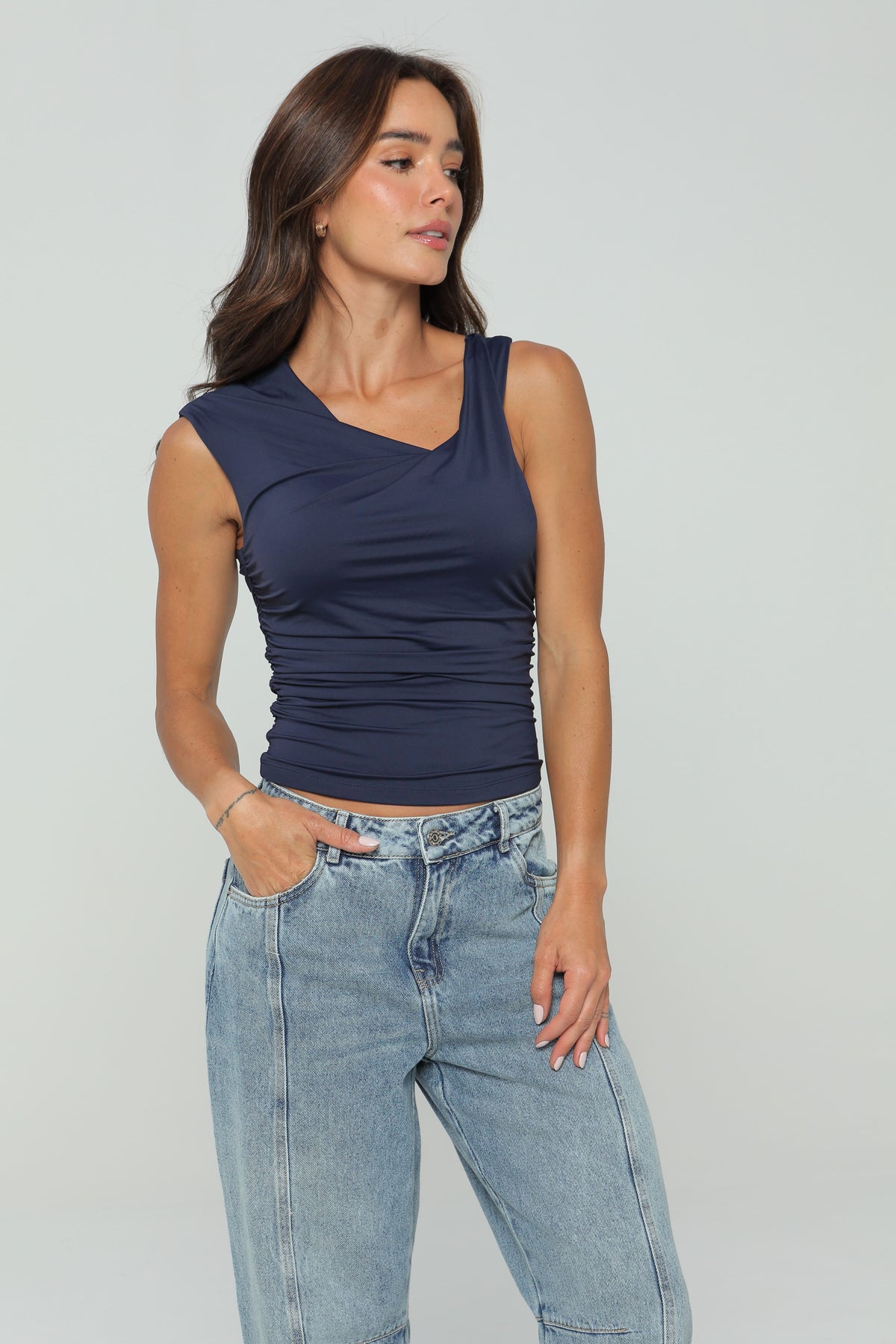 Blusa asimétrica con recogido