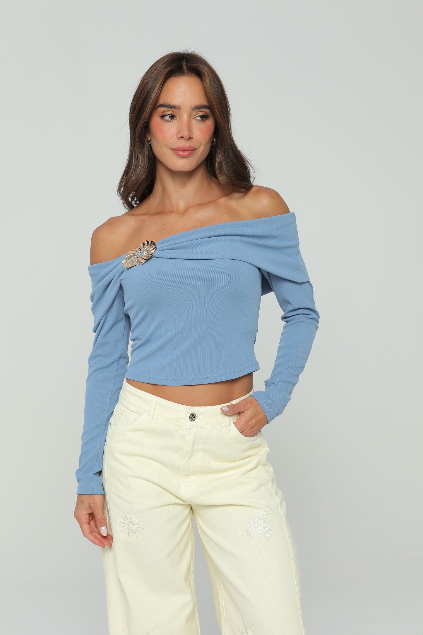 Blusa escote bandeja con hebilla