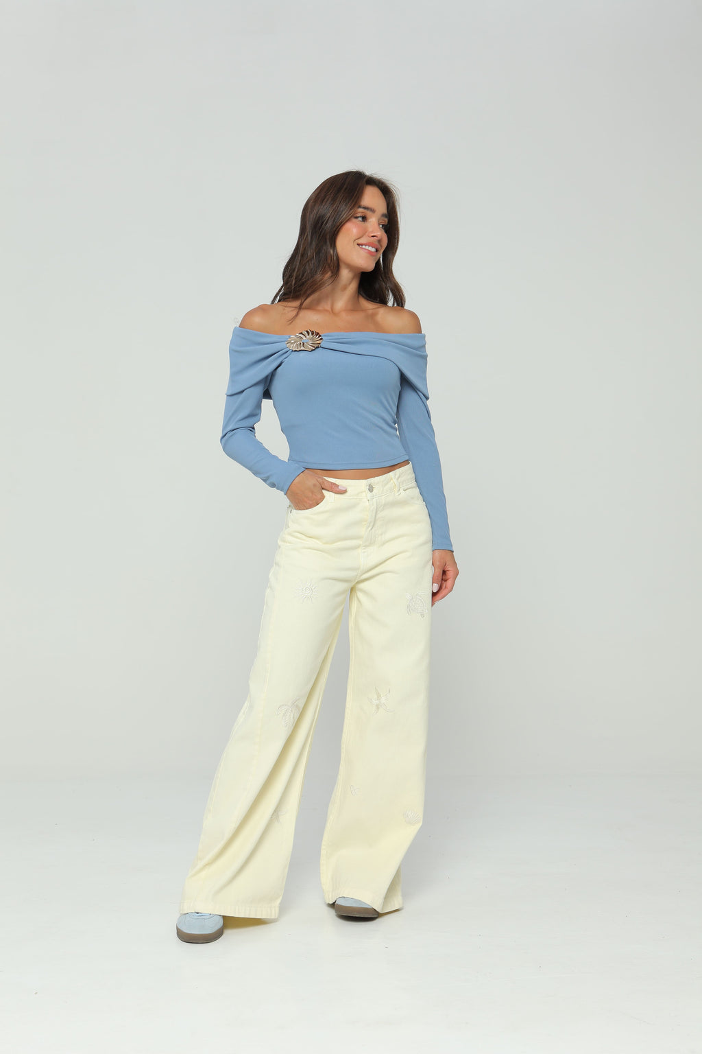 Pantalón palazzo con bordado en delantero