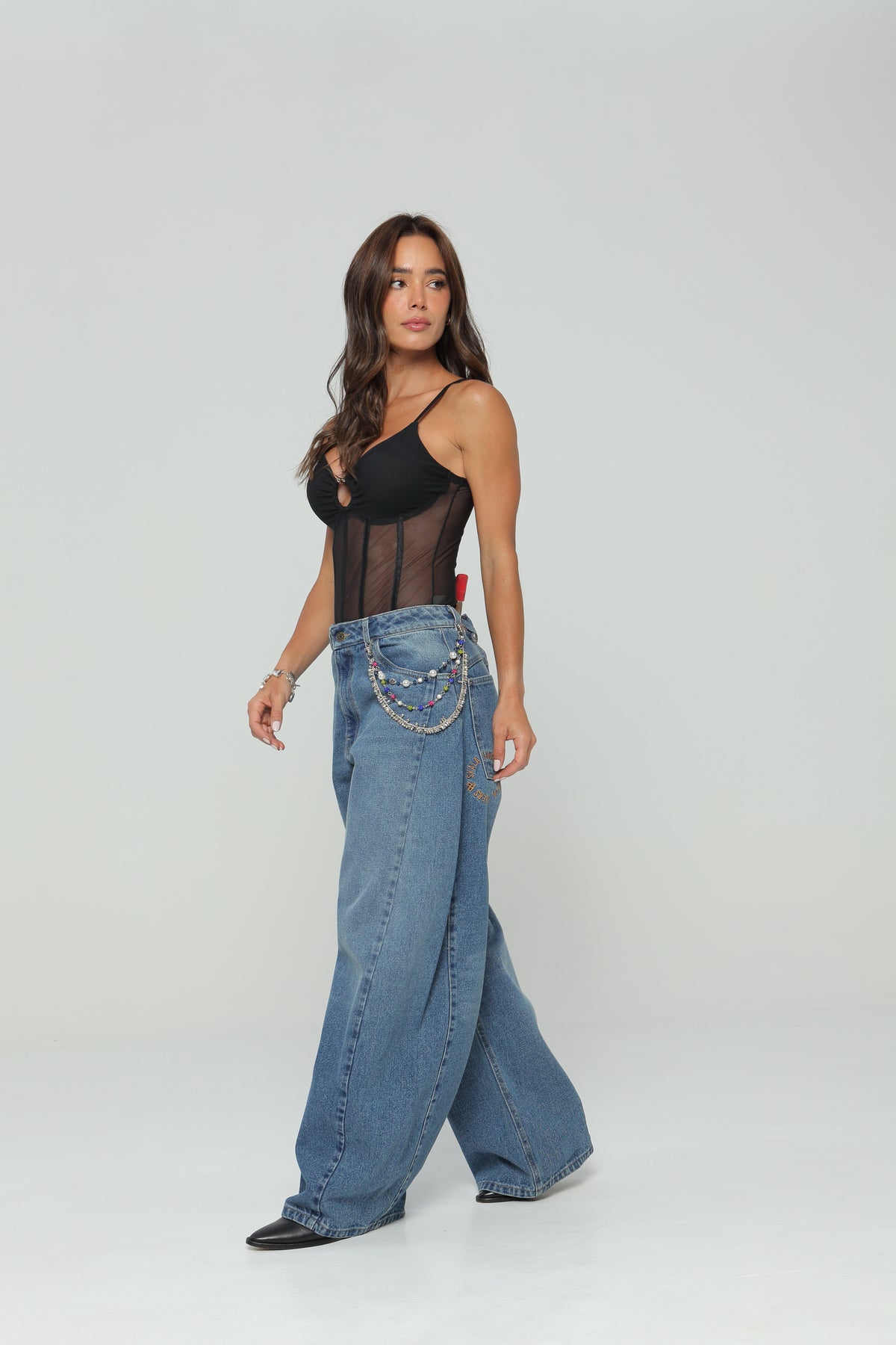 Jeans balloon bordado en bolsillo