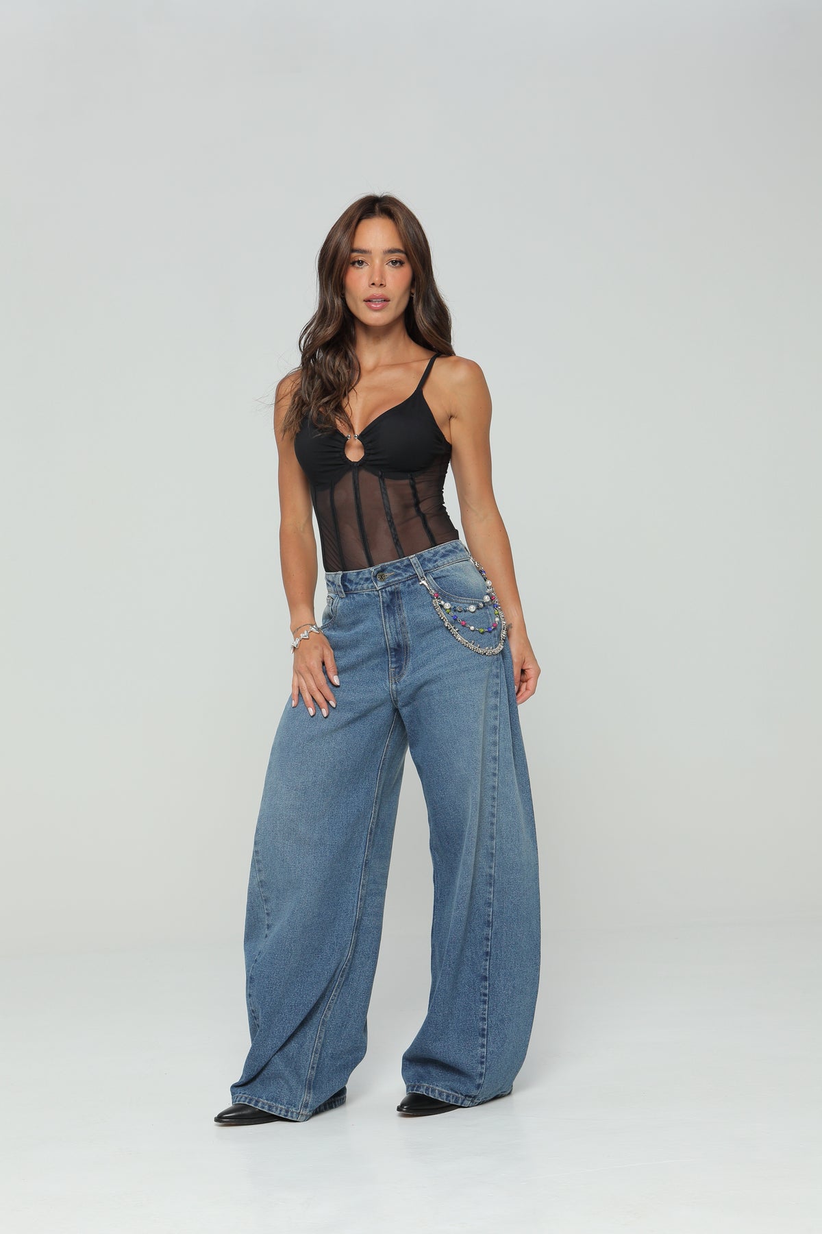 Jeans balloon bordado en bolsillo