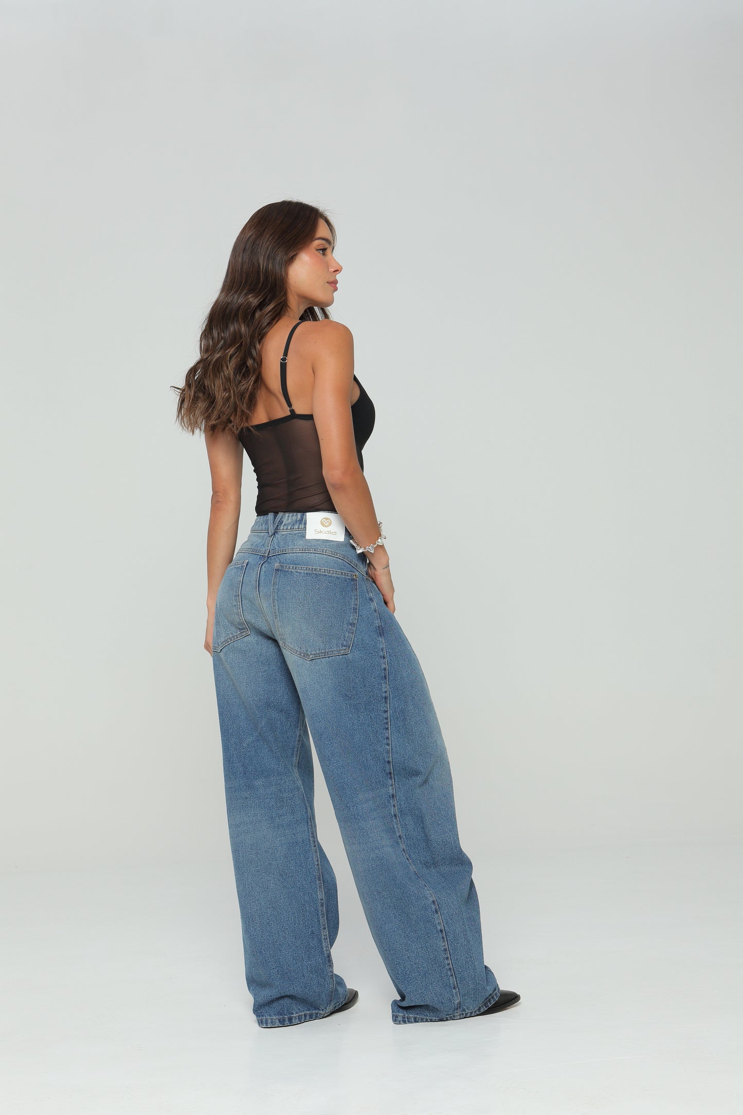 Jeans balloon bordado en bolsillo