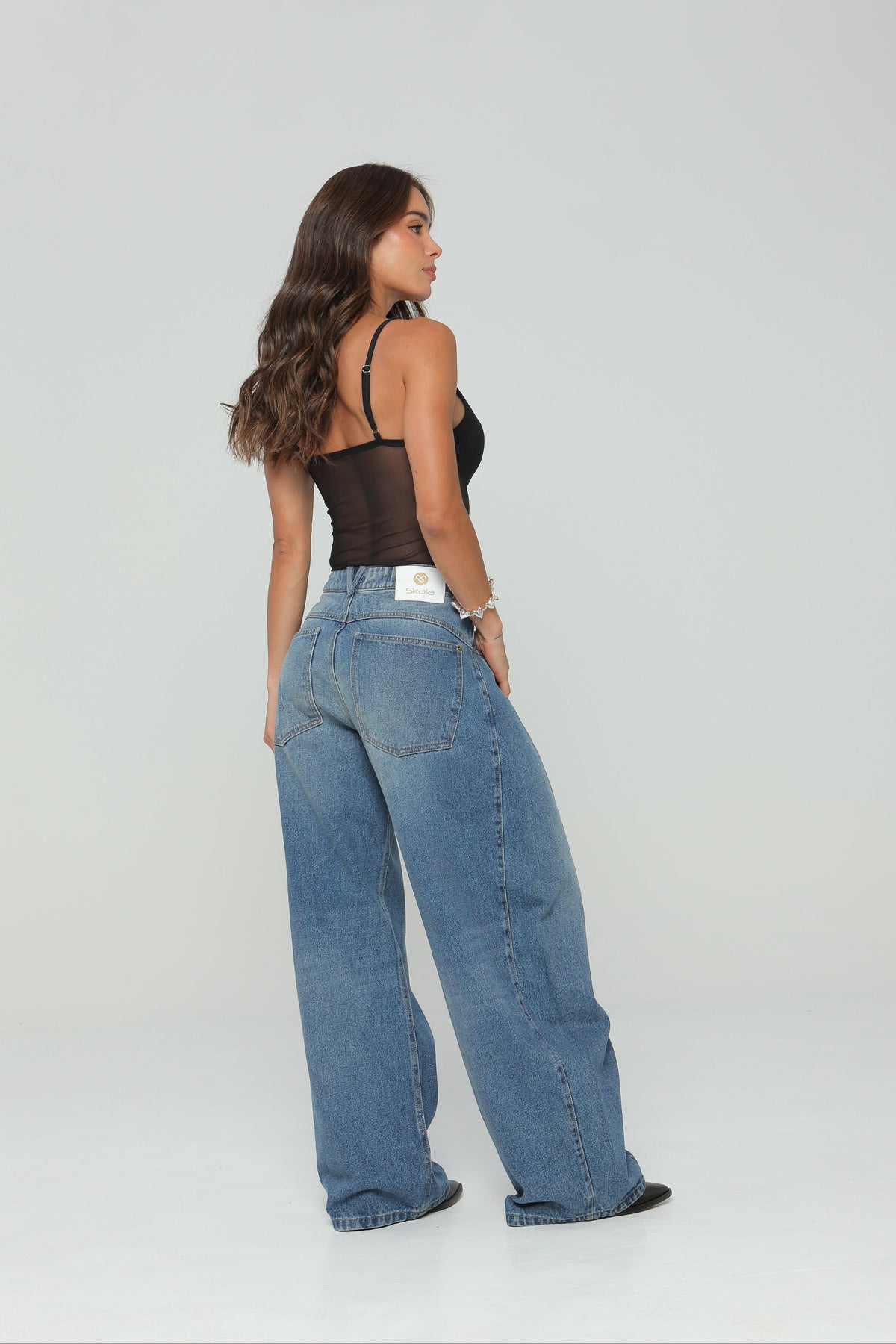 Jeans balloon bordado en bolsillo