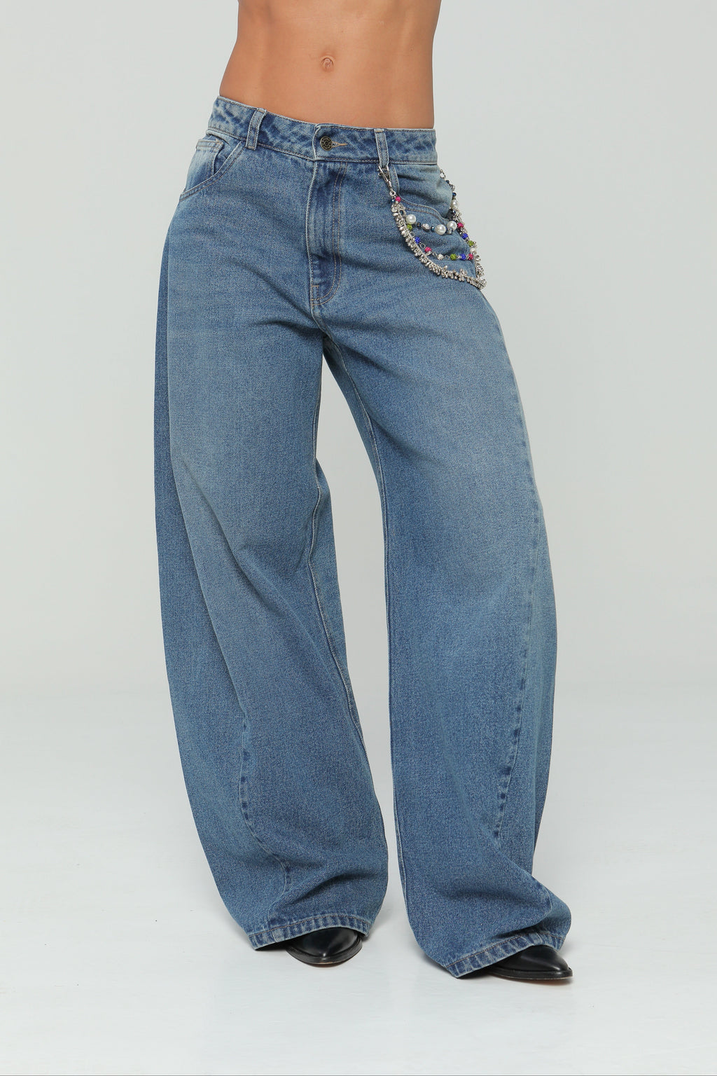 Jeans balloon bordado en bolsillo