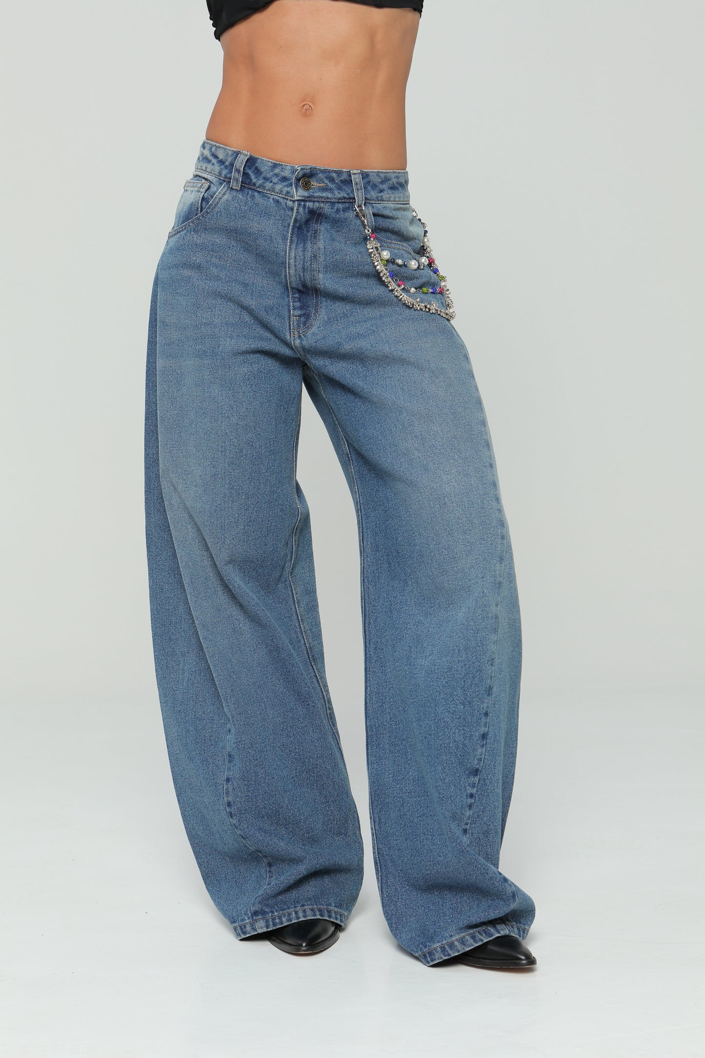 Jeans balloon bordado en bolsillo