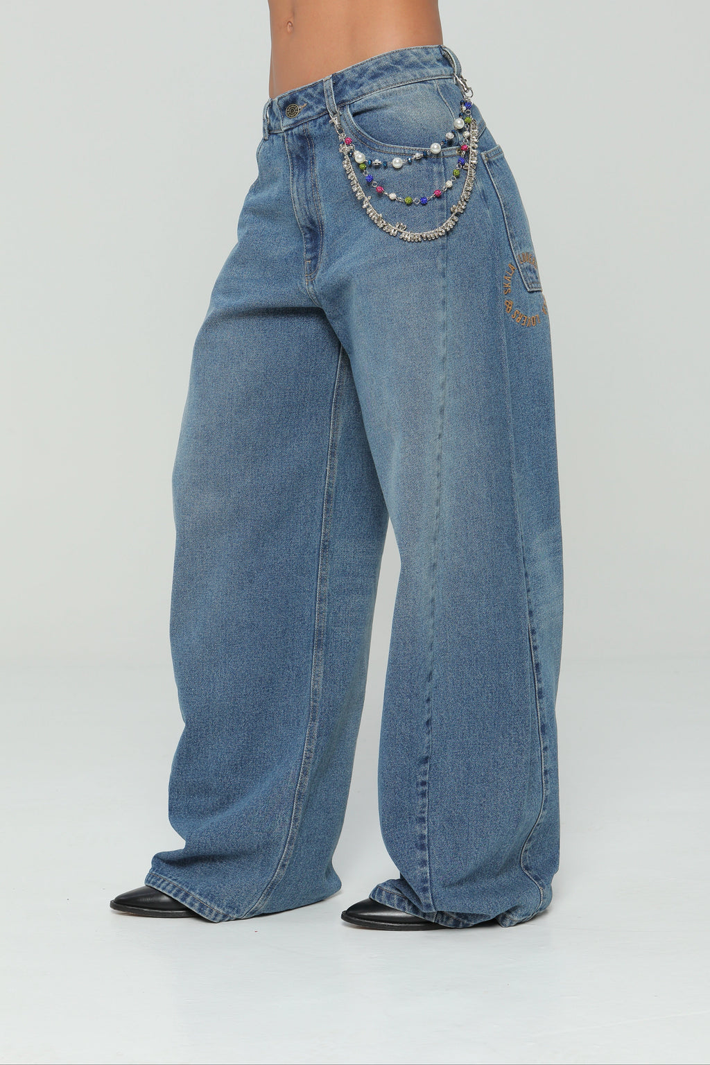 Jeans balloon bordado en bolsillo