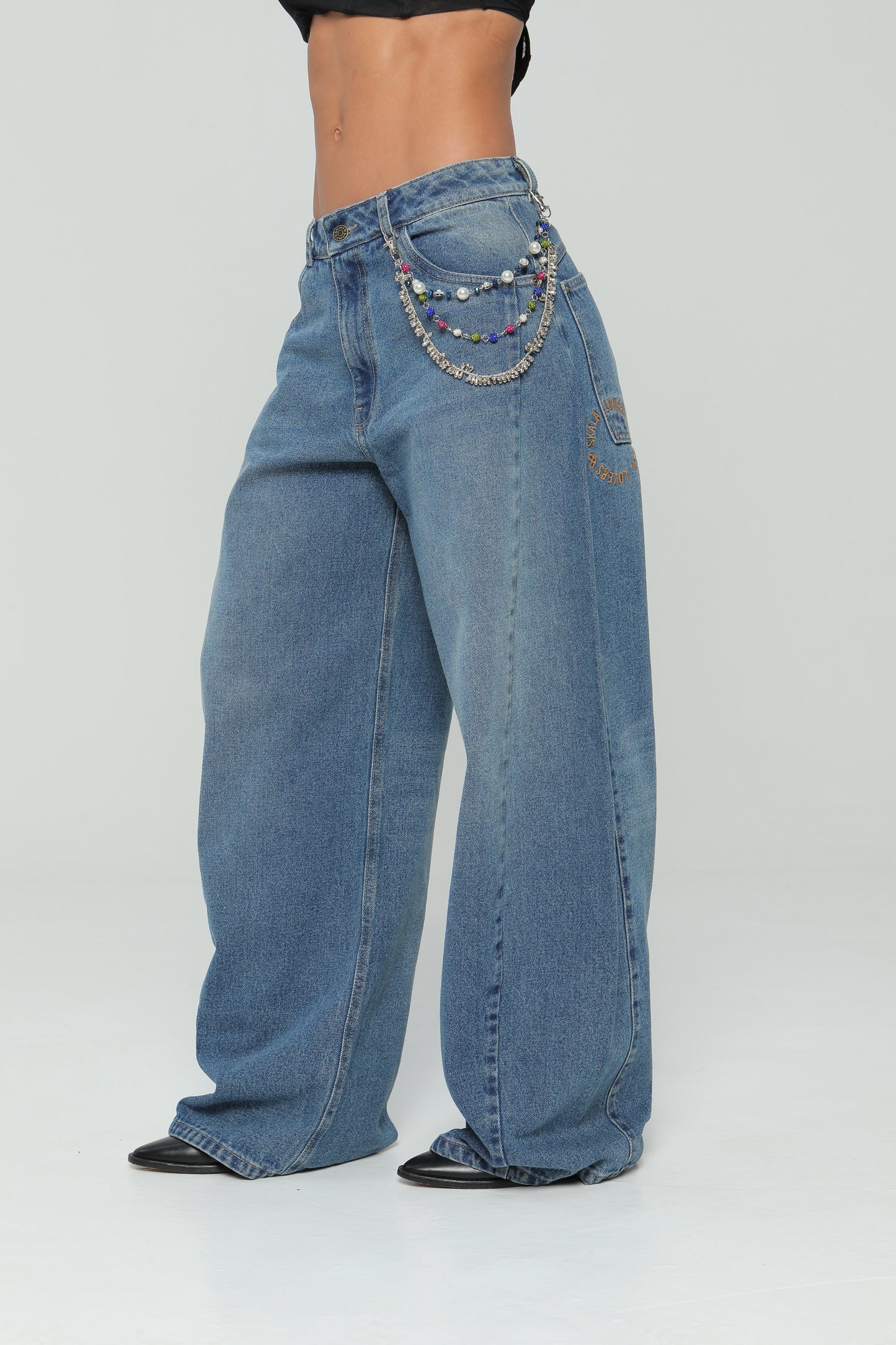 Jeans balloon bordado en bolsillo