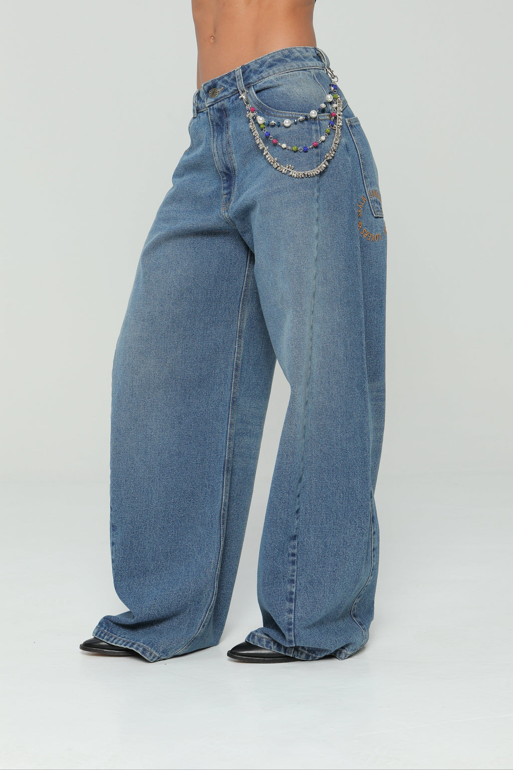 Jeans balloon bordado en bolsillo