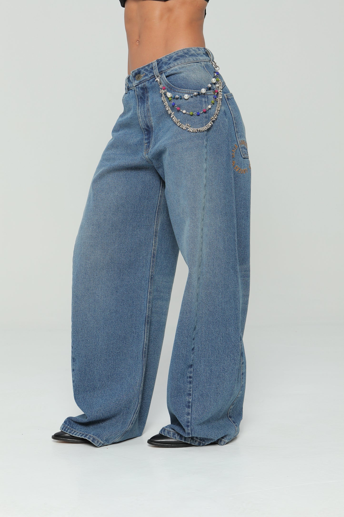 Jeans balloon bordado en bolsillo