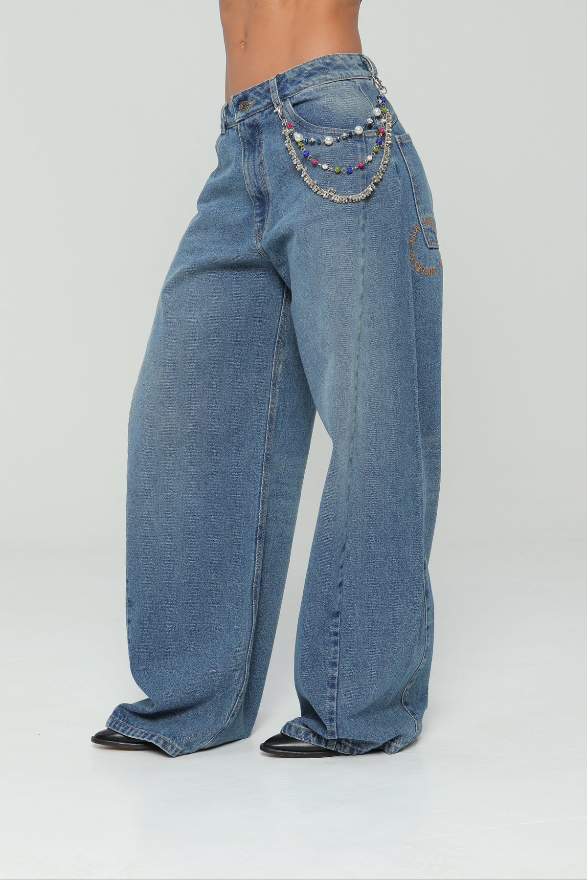 Jeans balloon bordado en bolsillo