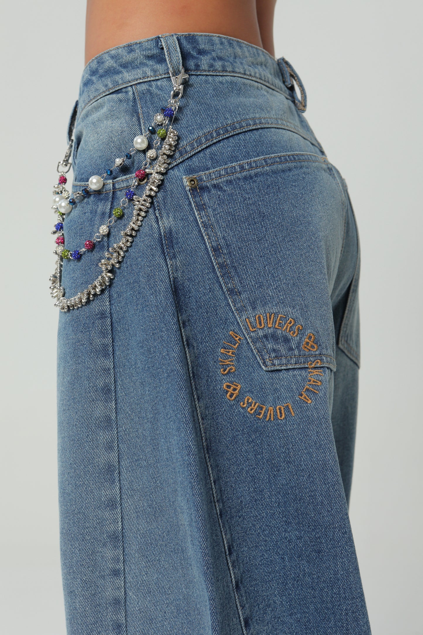Jeans balloon bordado en bolsillo