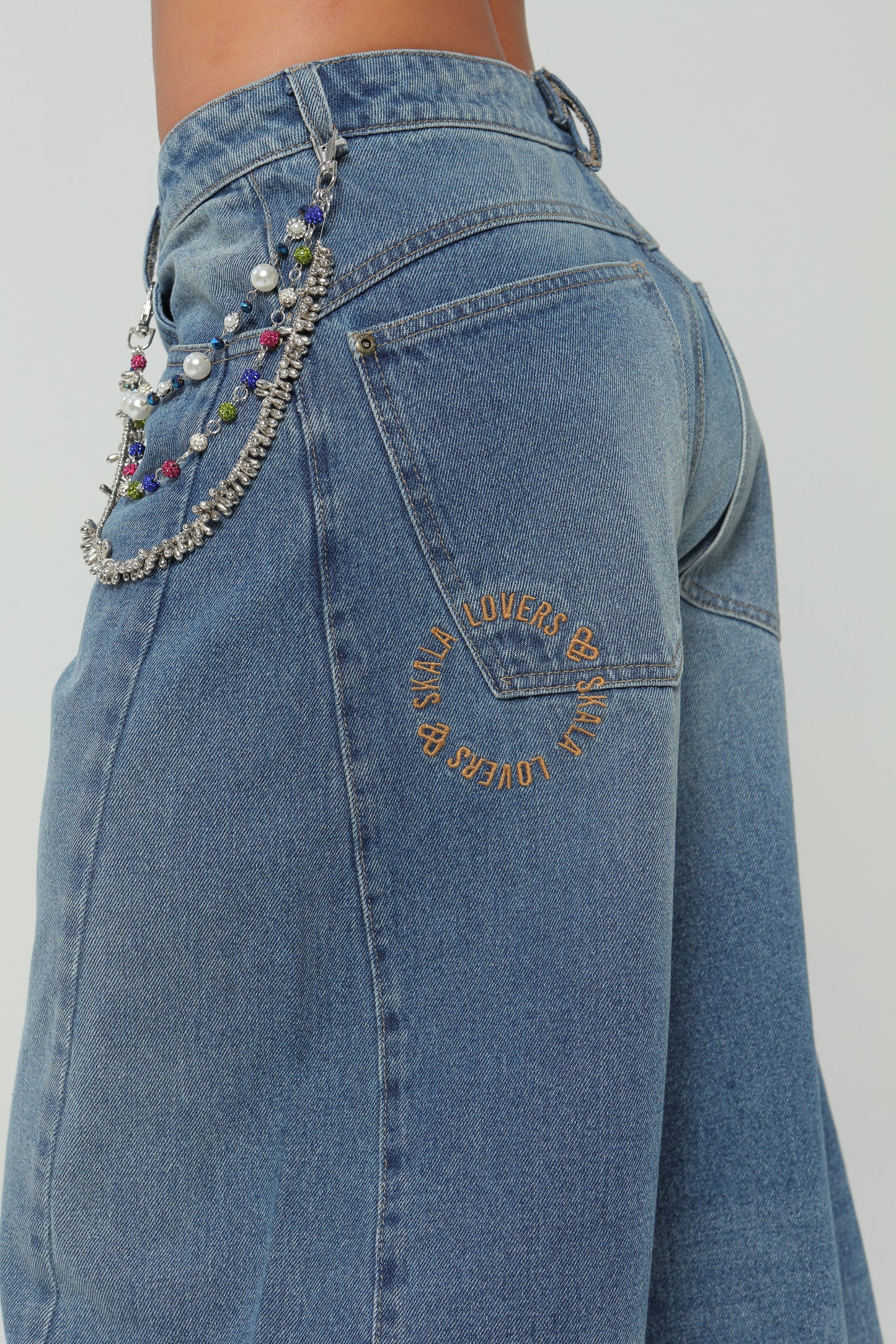 Jeans balloon bordado en bolsillo