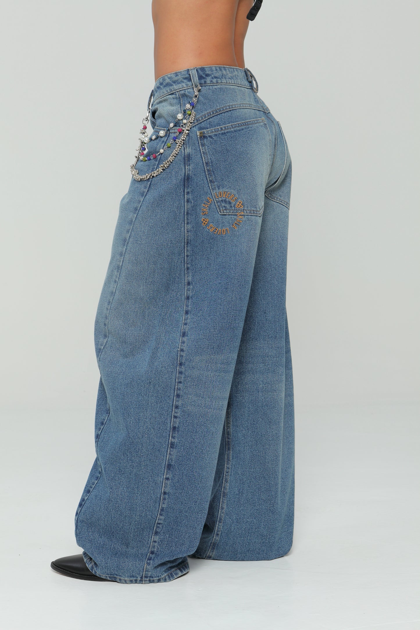 Jeans balloon bordado en bolsillo