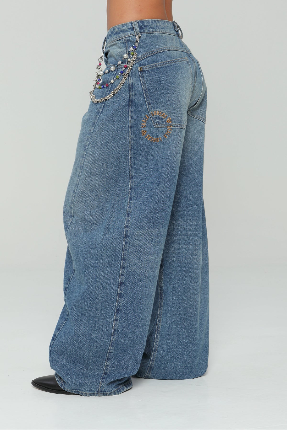 Jeans balloon bordado en bolsillo